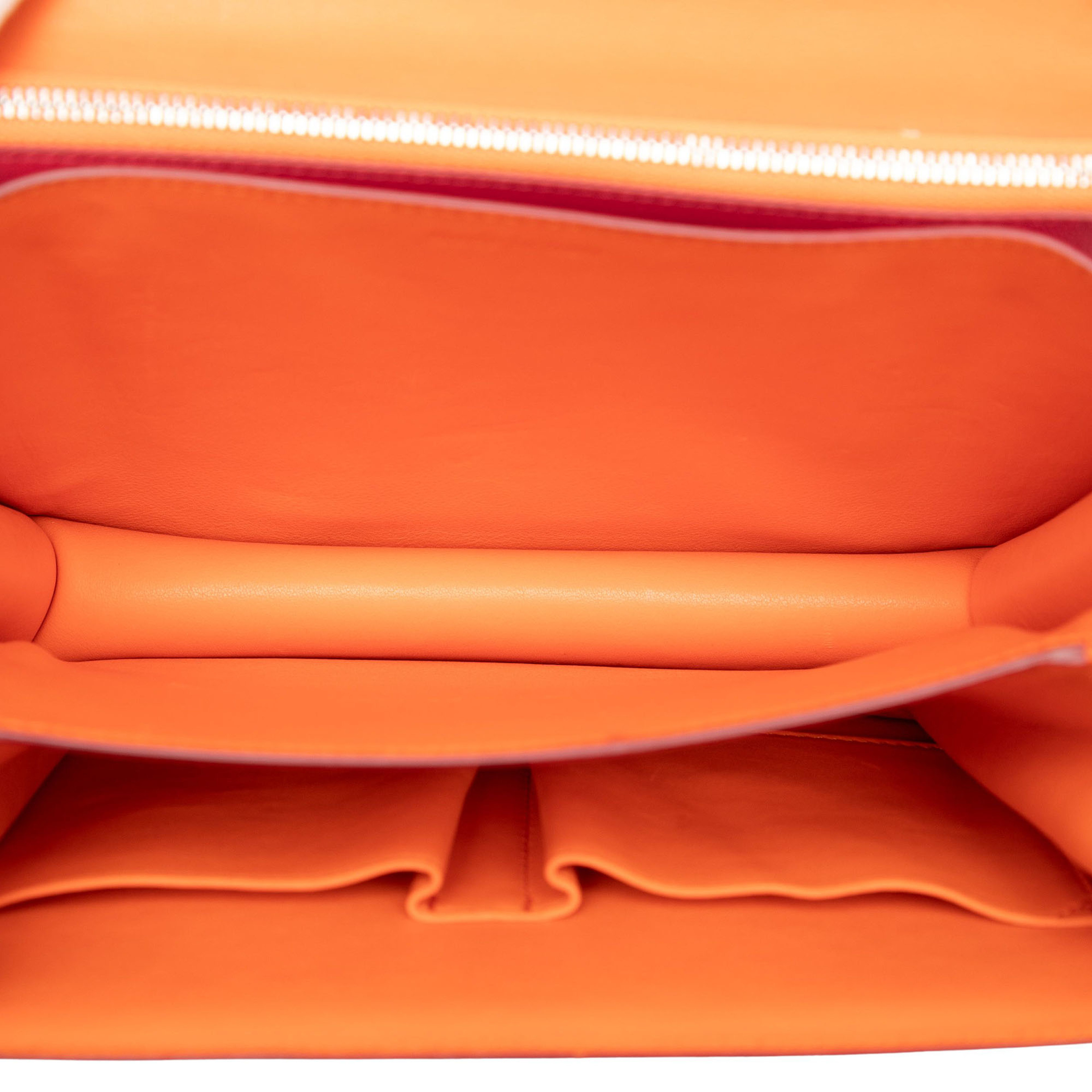 Celine Medium Calfskin Classic Box, från Luxclusif, i färgen red. Klicka för att öppna bilden i stort format