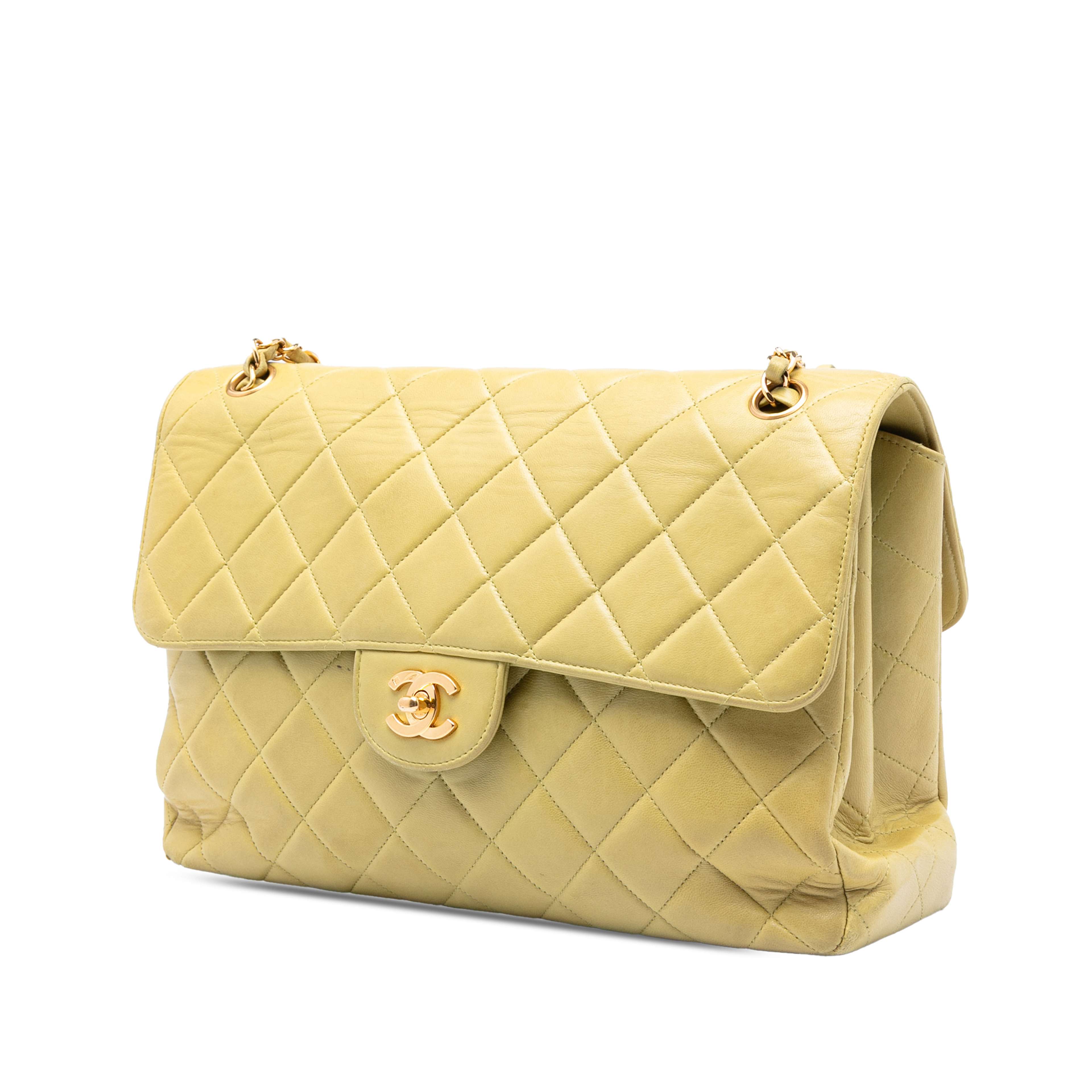 Chanel Jumbo Quilted Lambskin Double Sided Flap, från Luxclusif, i färgen gul. Klicka för att öppna bilden i stort format
