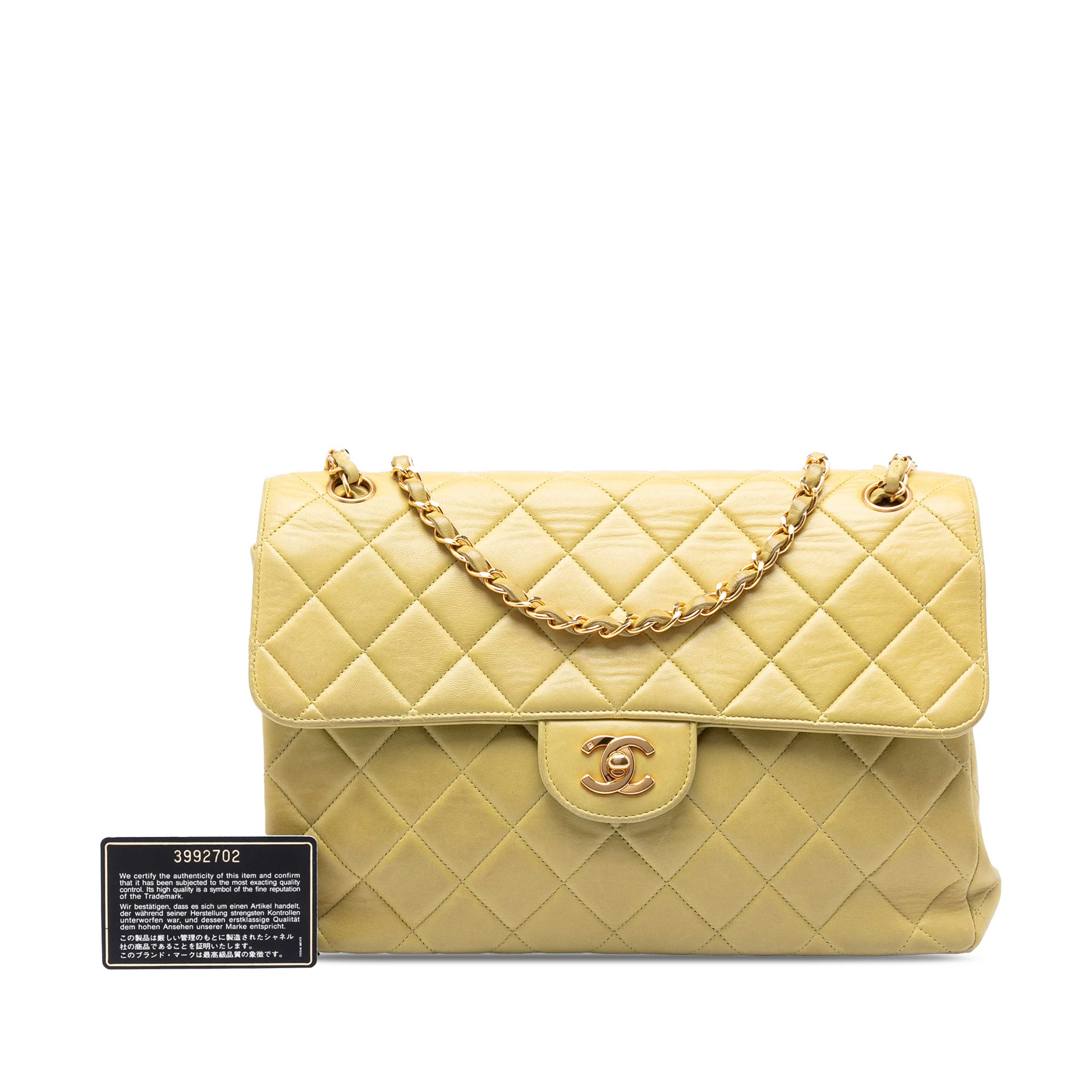 Chanel Jumbo Quilted Lambskin Double Sided Flap, från Luxclusif, i färgen gul. Klicka för att öppna bilden i stort format