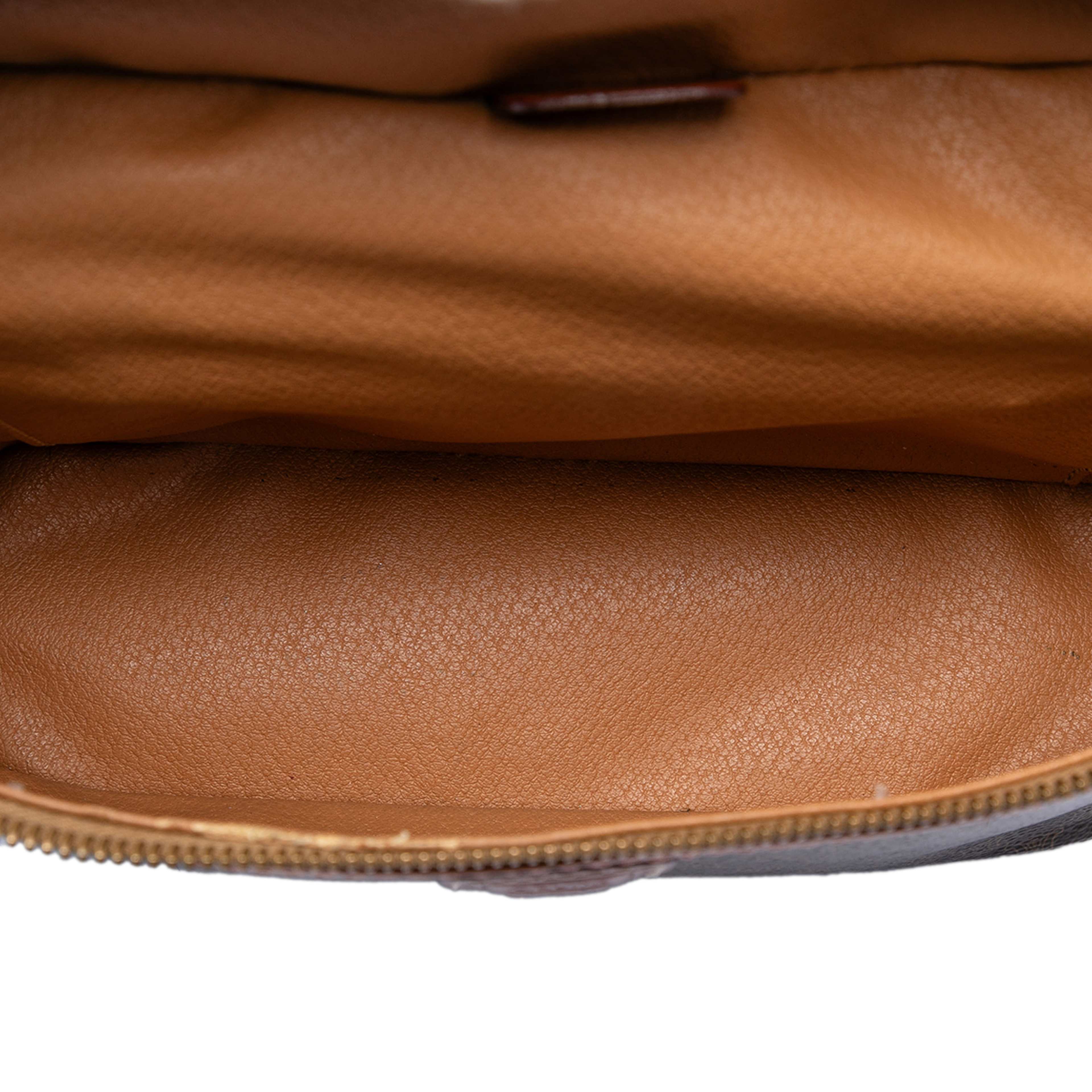 Celine Macadam Coated Canvas Vanity Bag, från Luxclusif, i färgen brown. Klicka för att öppna bilden i stort format