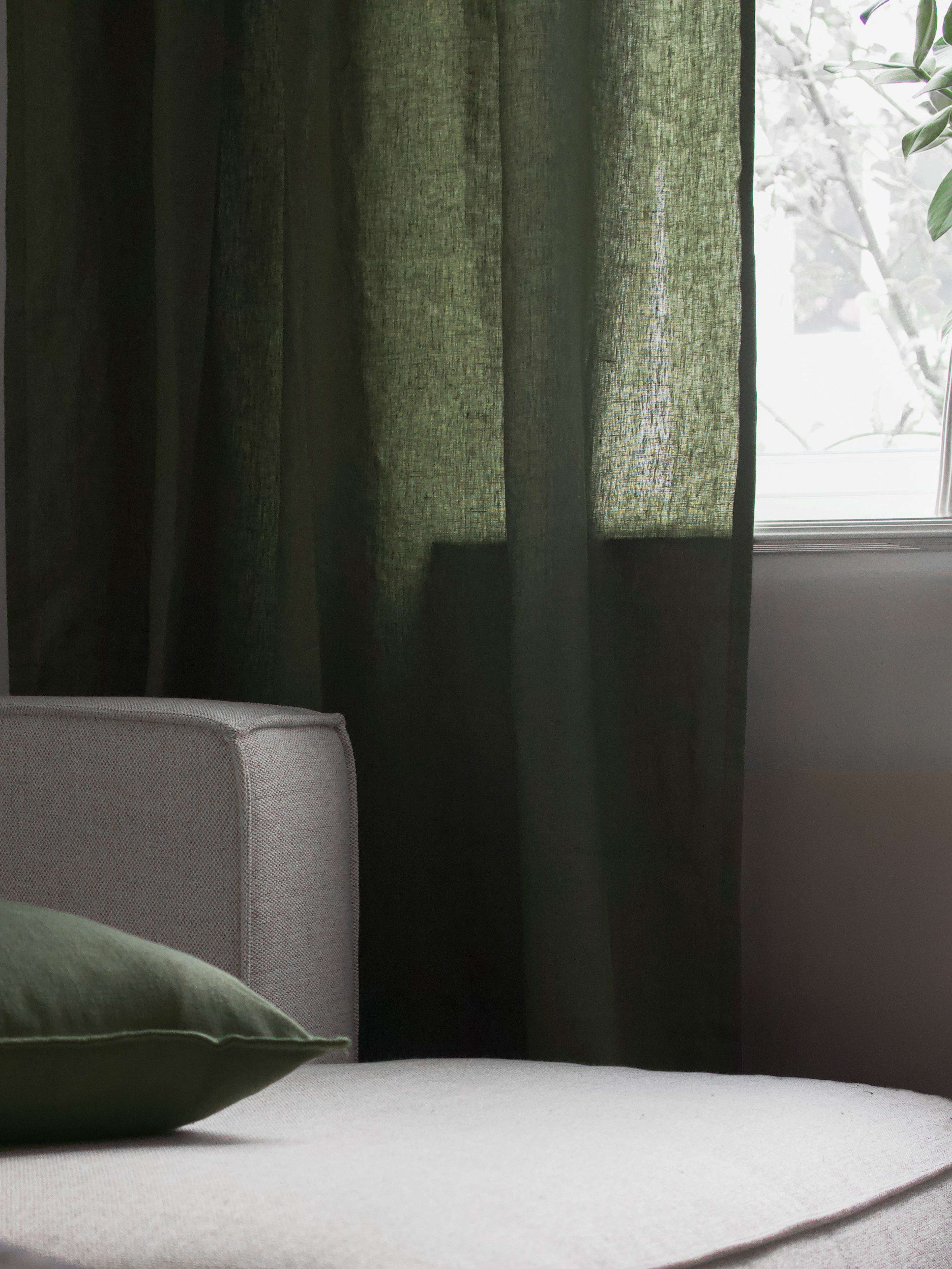 Julie Gardin 2p, från Svanefors, i färgen grön. Klicka för att öppna bilden i stort format