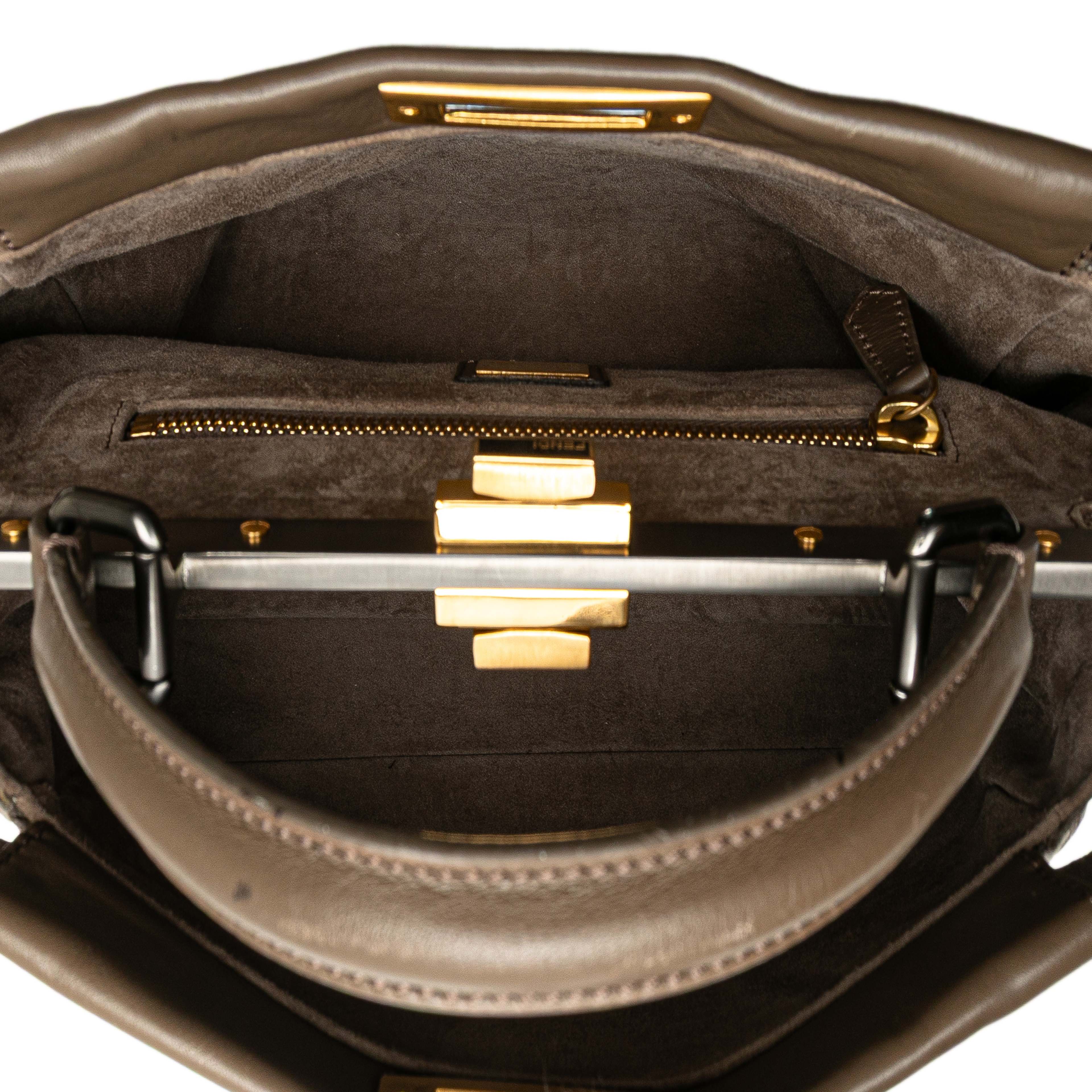 Fendi Medium Calfskin Peekaboo Iconic Satchel, från Luxclusif, i färgen taupe. Klicka för att öppna bilden i stort format