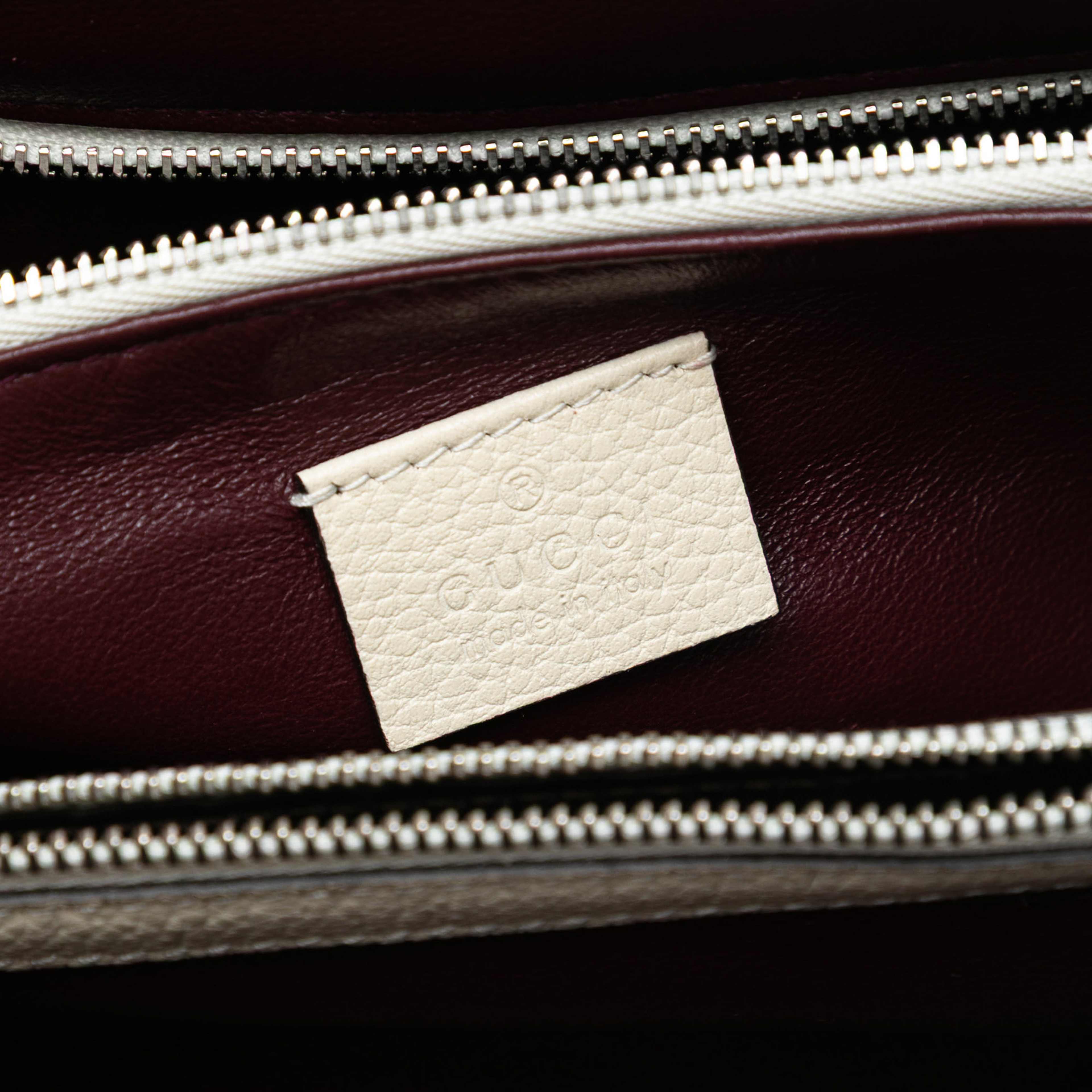 Gucci Small Grained Calfskin Zumi Top Handle Bag, från Luxclusif, i färgen ivory. Klicka för att öppna bilden i stort format