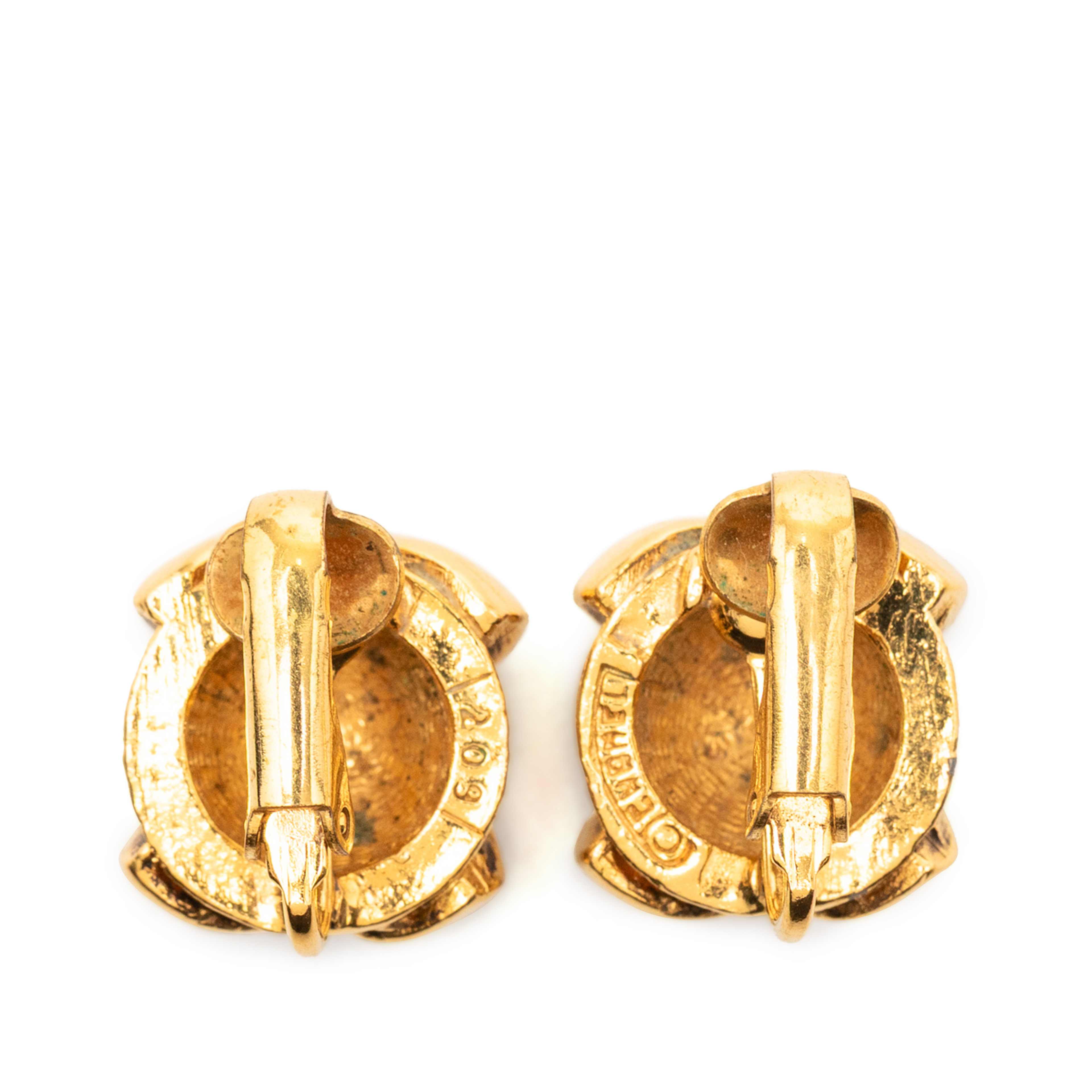Chanel Cc Gold Plated Round Clip On Earrings, från Luxclusif, i färgen gold. Klicka för att öppna bilden i stort format