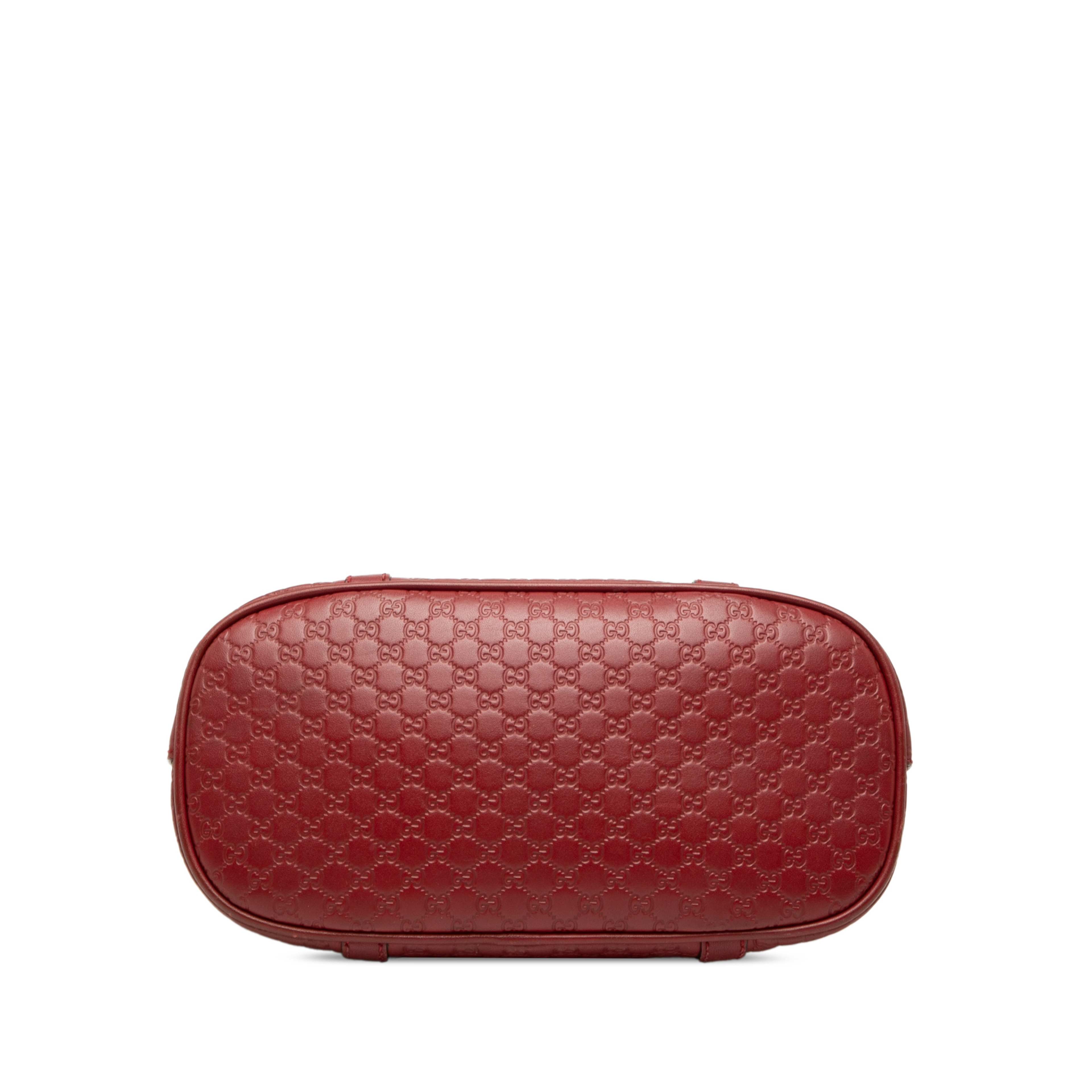Gucci Mini Microguccissima Dome Satchel, från Luxclusif, i färgen röd. Klicka för att öppna bilden i stort format