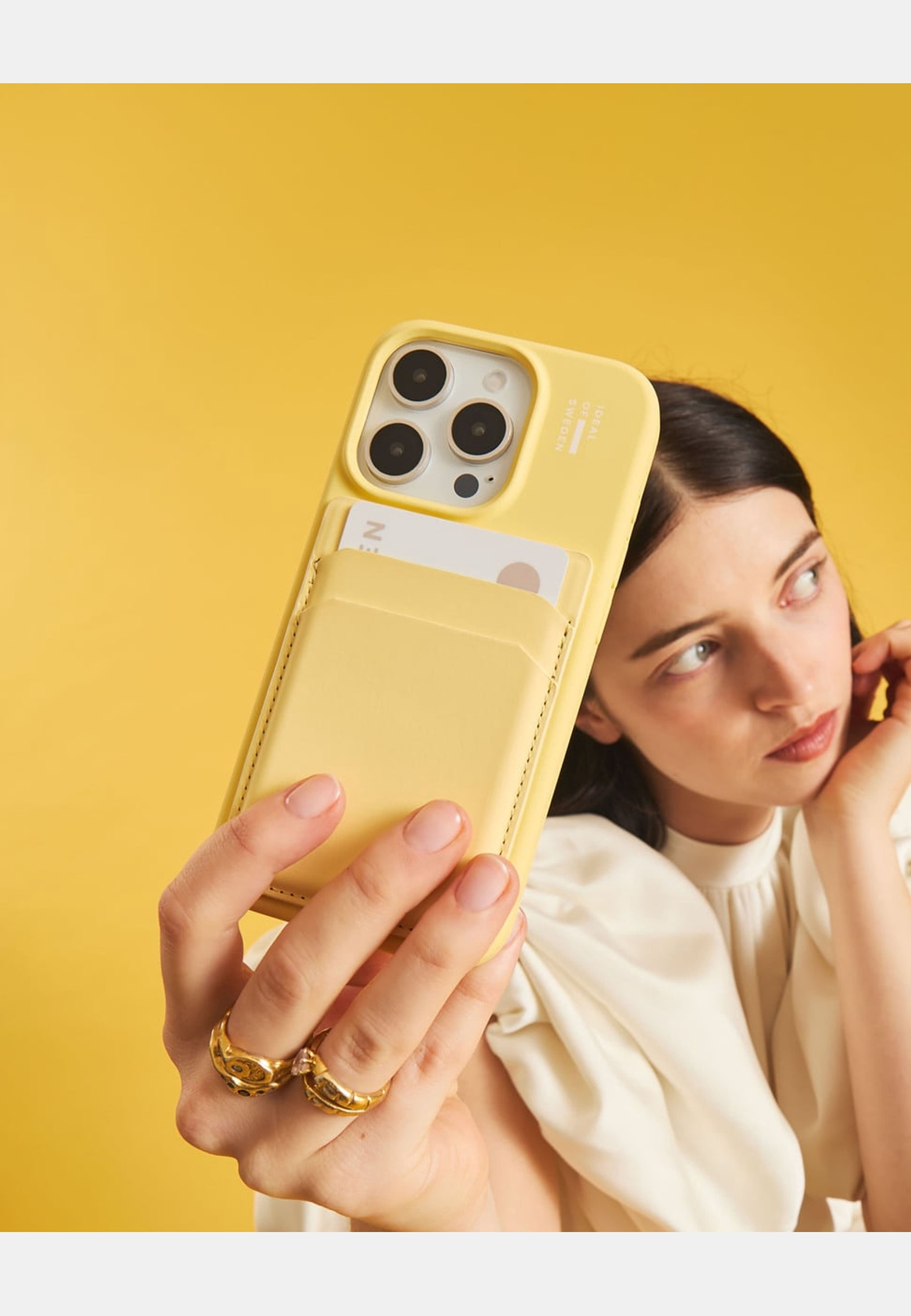 Card Holder Magsafe, från Ideal Of Sweden, i färgen yellow. Klicka för att öppna bilden i stort format