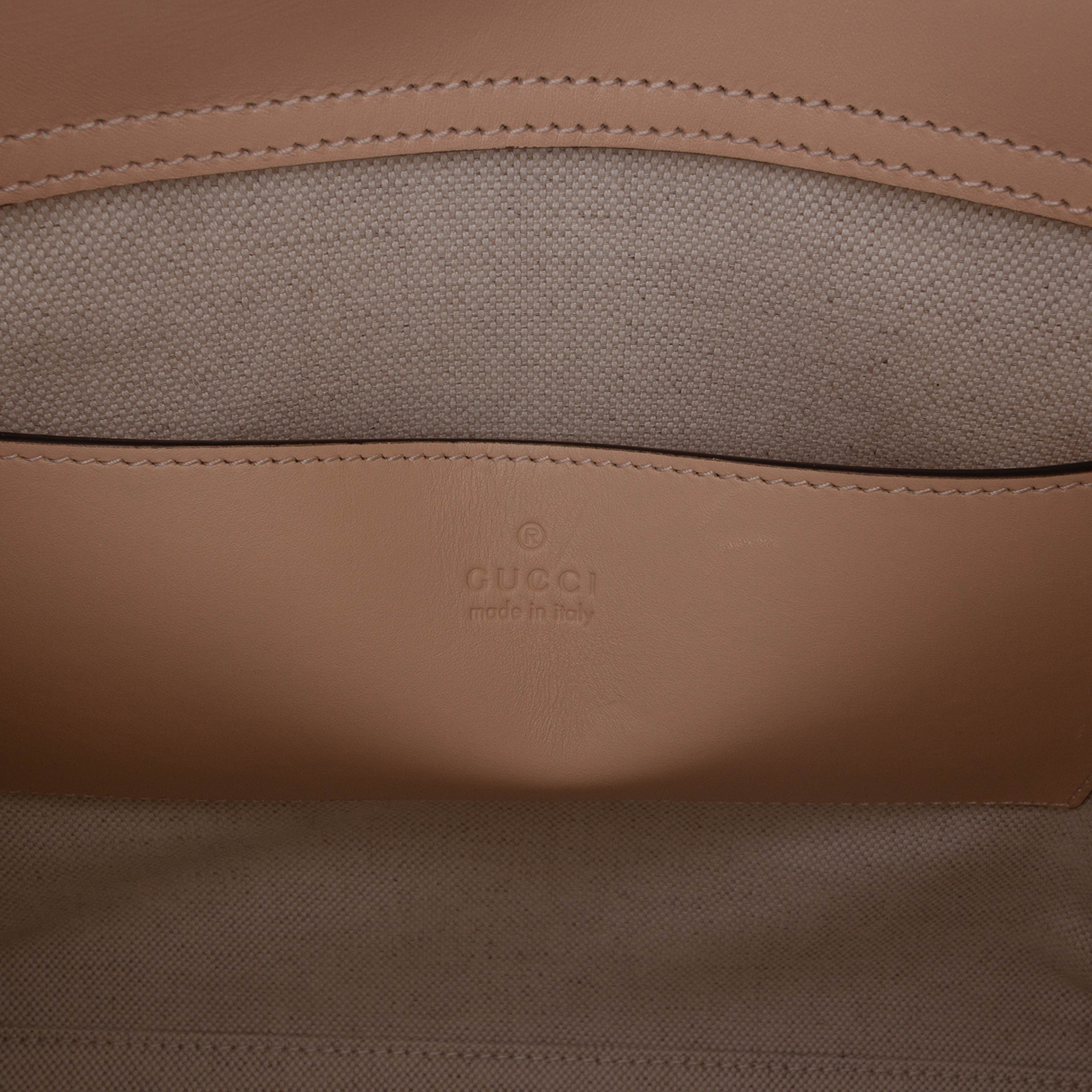 Gucci Medium Calfskin Bamboo Diana Satchel, från Luxclusif, i färgen beige. Klicka för att öppna bilden i stort format