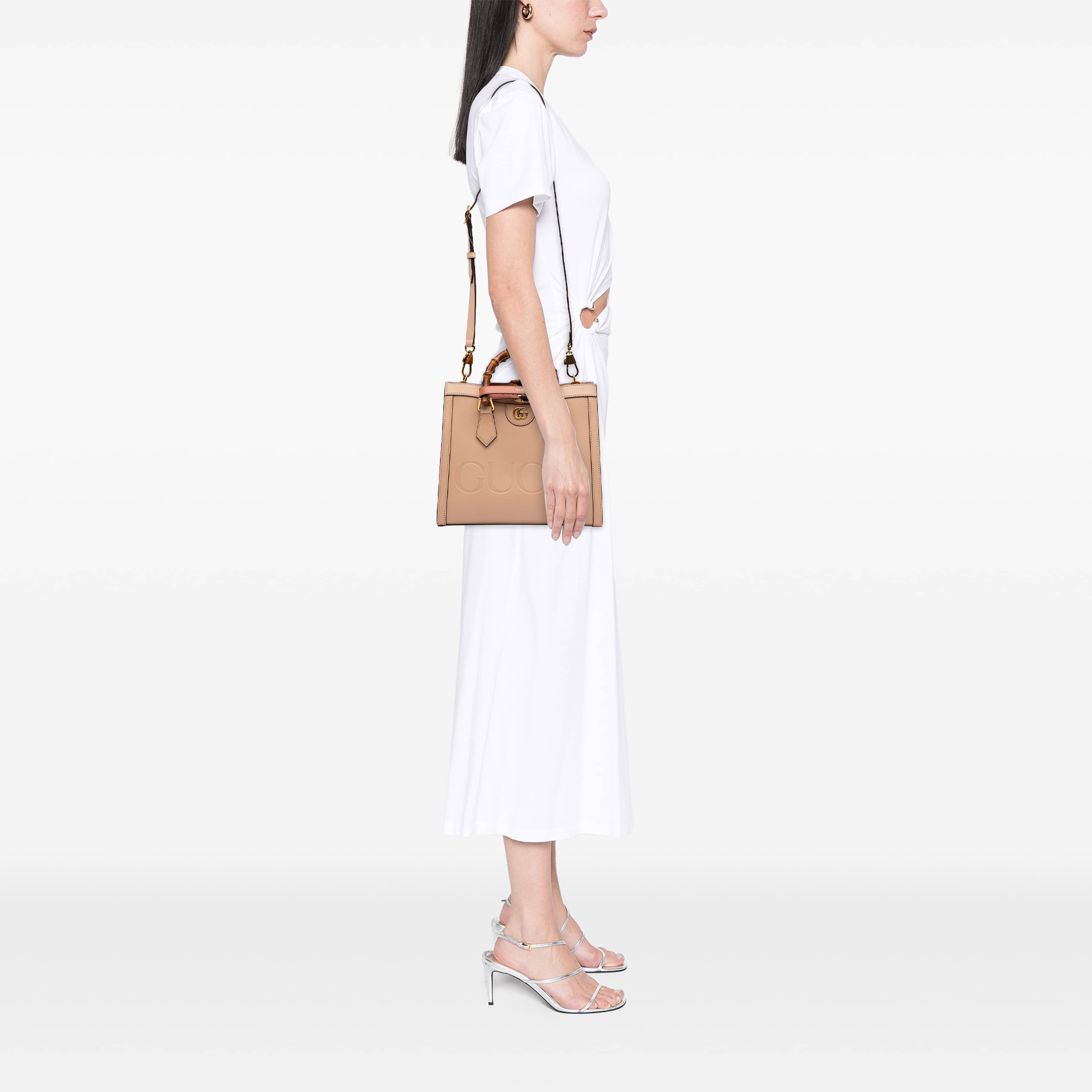 Gucci Medium Calfskin Bamboo Diana Satchel, från Luxclusif, i färgen beige. Klicka för att öppna bilden i stort format