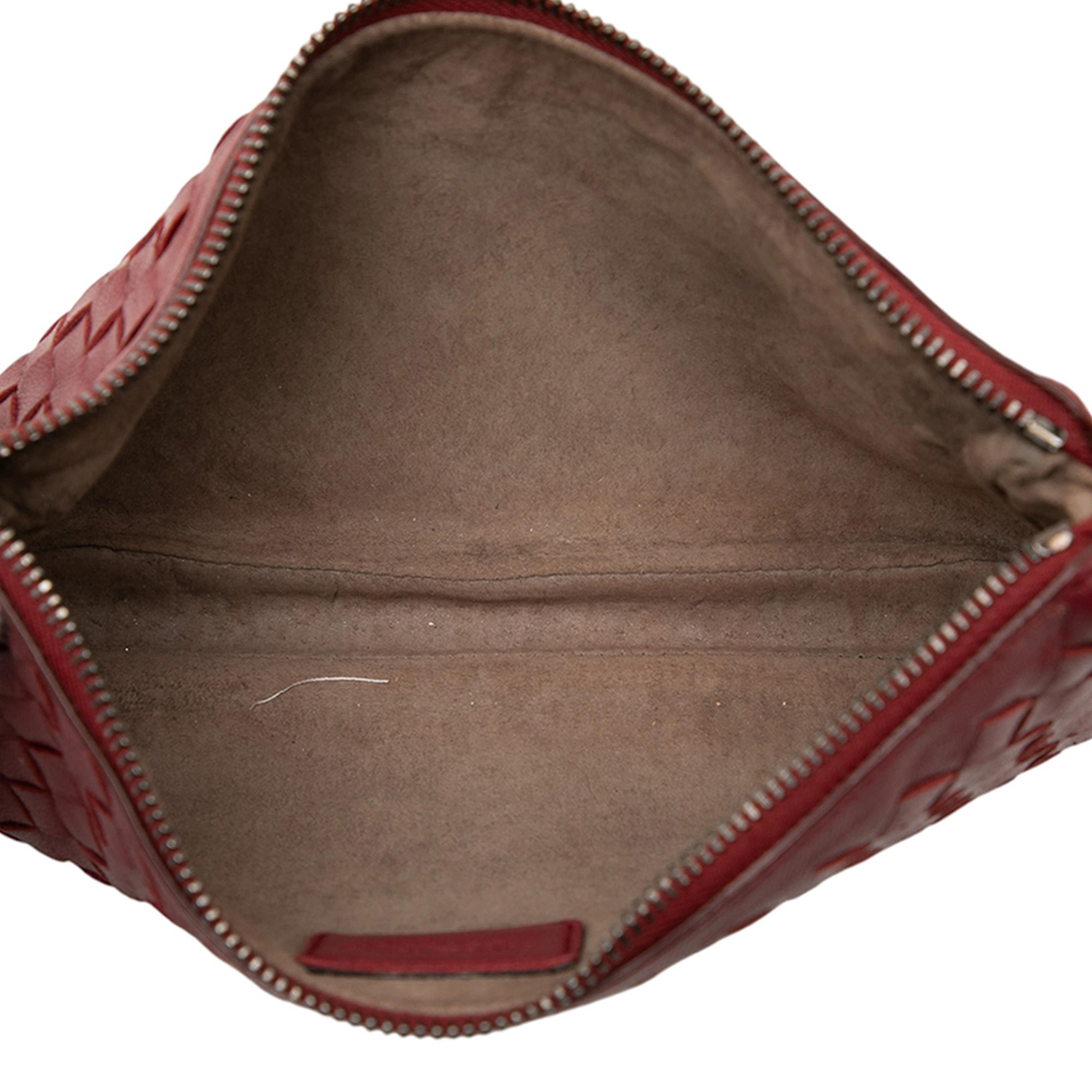 Bottega Veneta Nappa Intrecciato Pouch, från Luxclusif, i färgen brick. Klicka för att öppna bilden i stort format