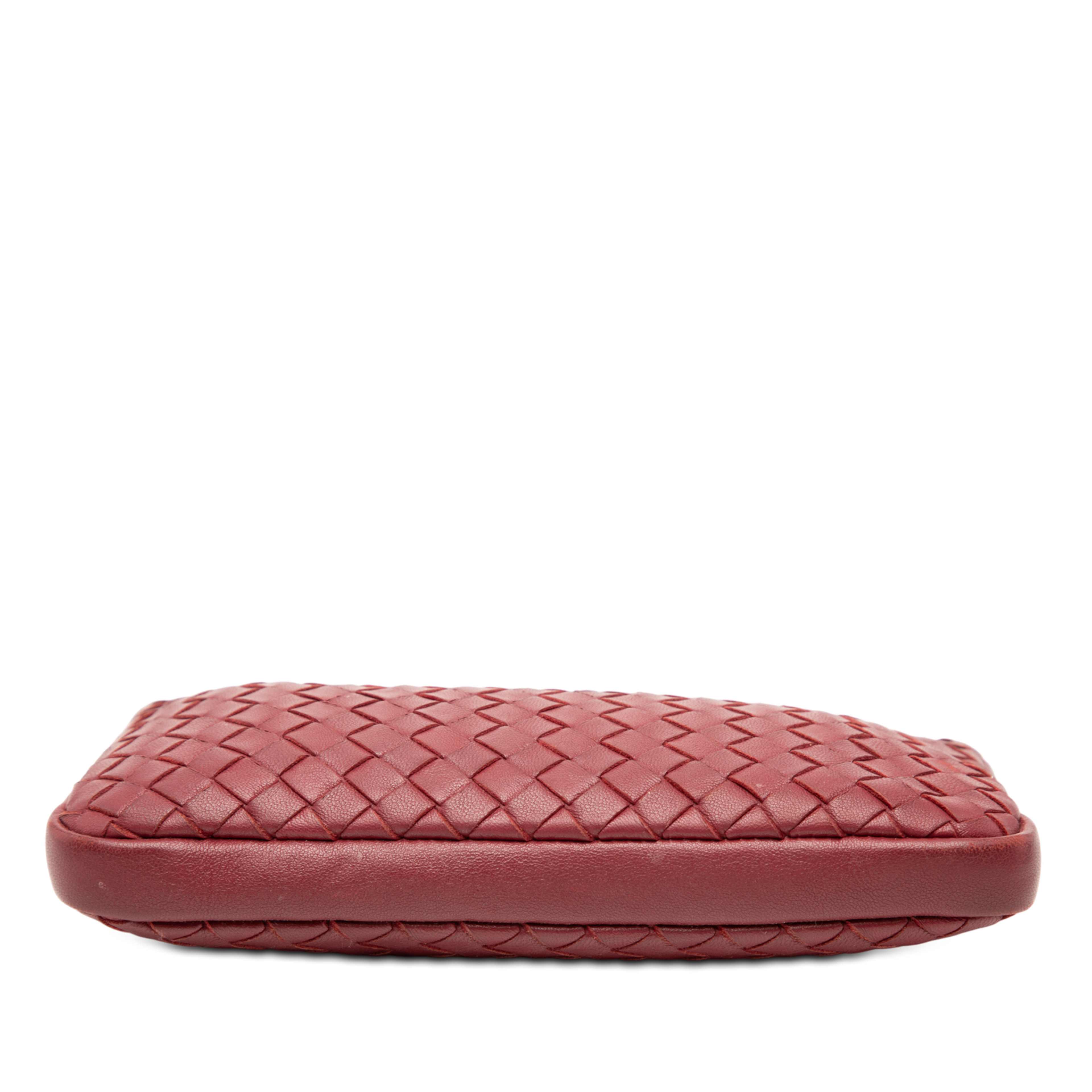 Bottega Veneta Nappa Intrecciato Pouch, från Luxclusif, i färgen brick. Klicka för att öppna bilden i stort format