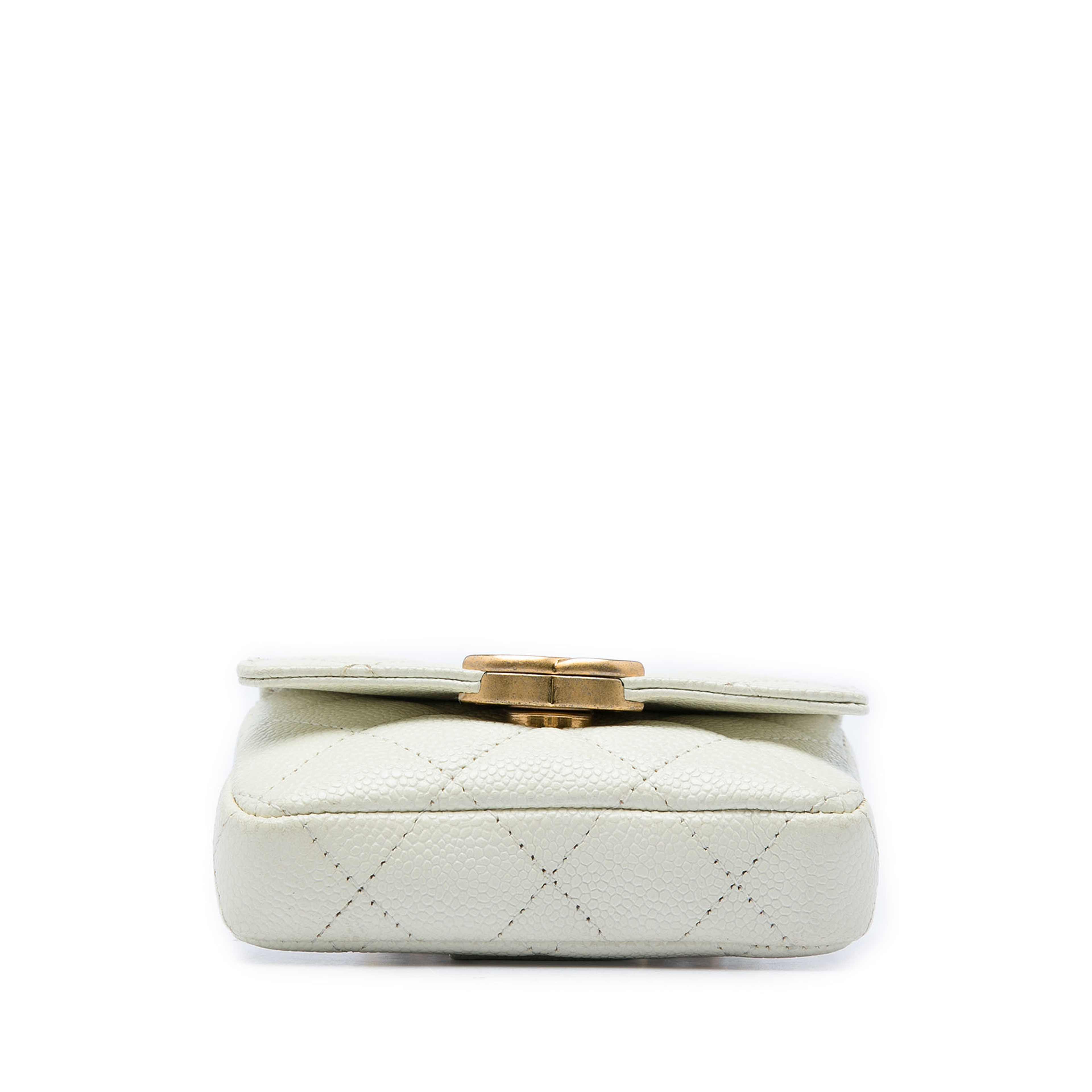 Chanel Quilted Caviar Melody Chain Belt Bag, från Luxclusif, i färgen vit. Klicka för att öppna bilden i stort format