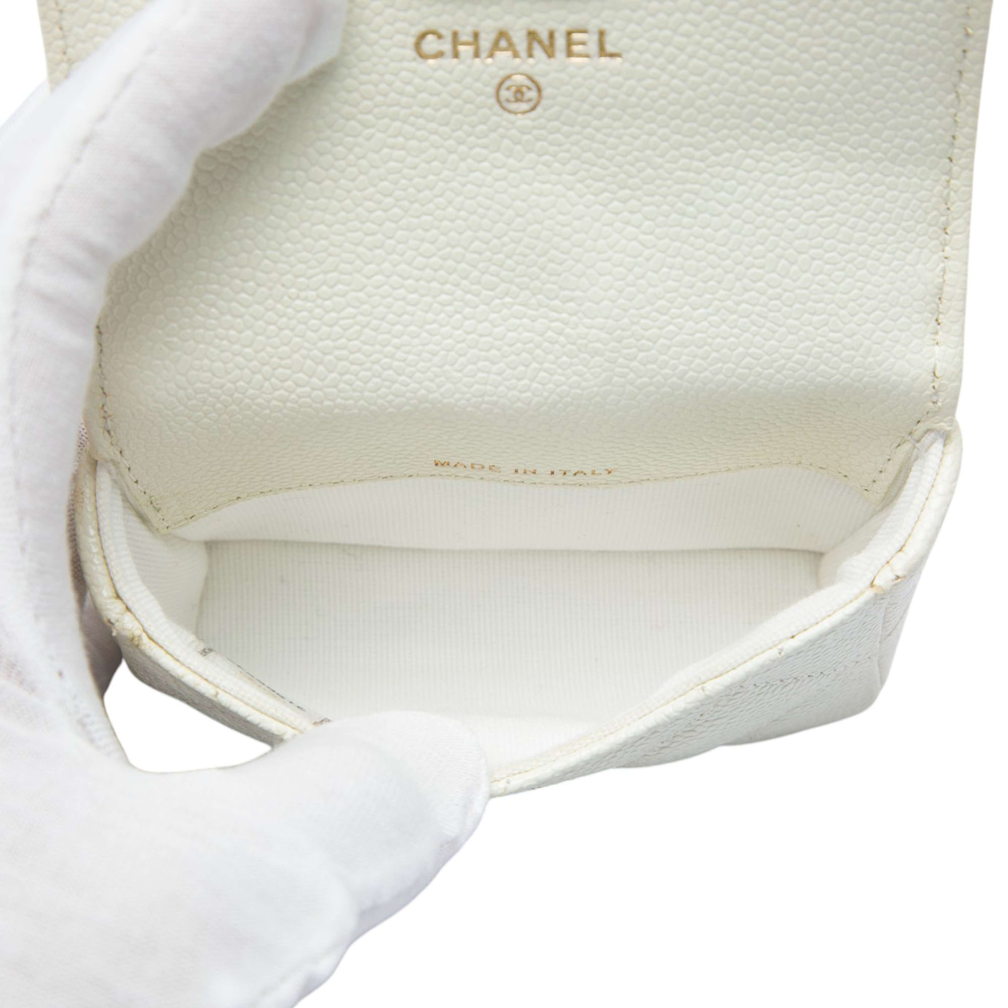 Chanel Quilted Caviar Melody Chain Belt Bag, från Luxclusif, i färgen vit. Klicka för att öppna bilden i stort format