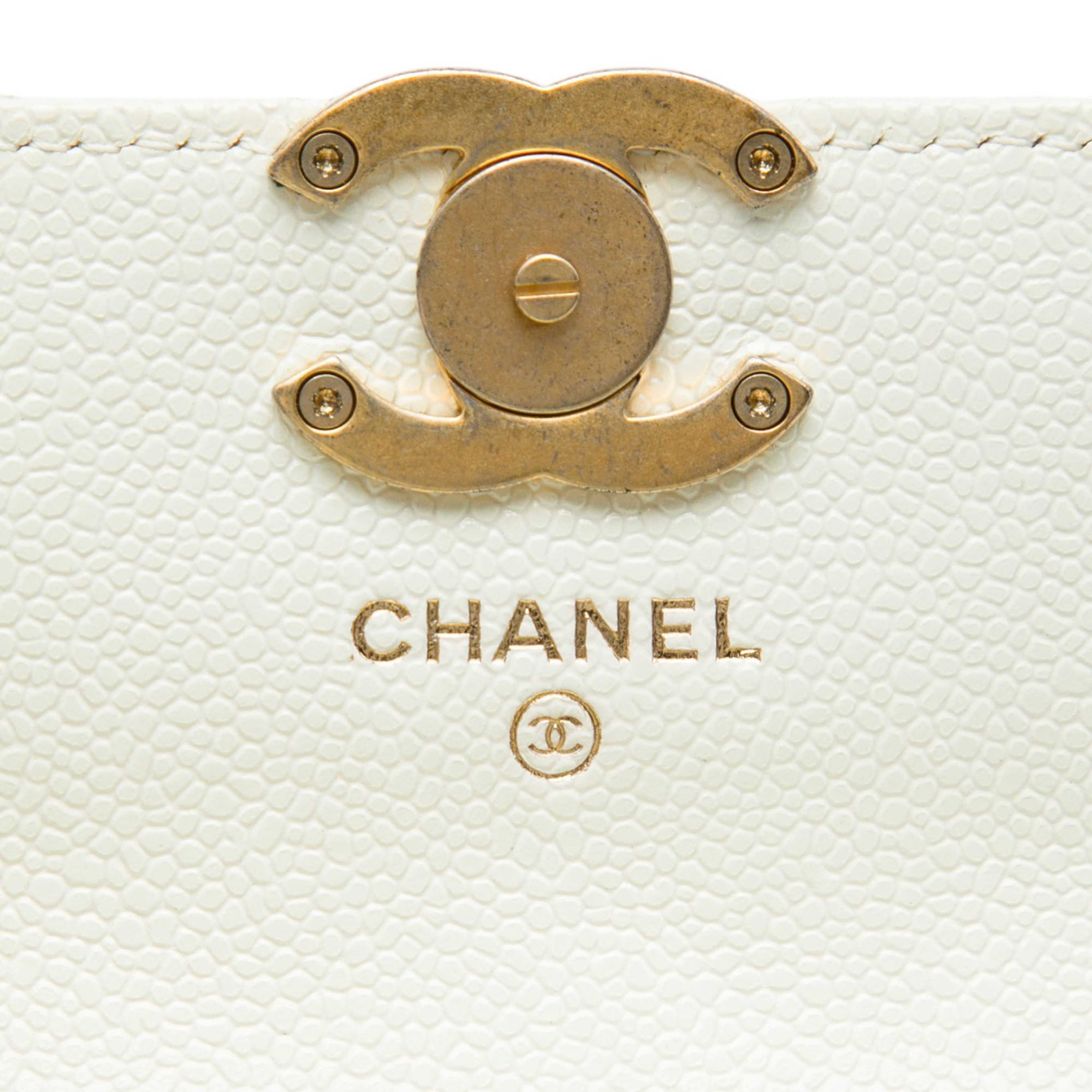 Chanel Quilted Caviar Melody Chain Belt Bag, från Luxclusif, i färgen vit. Klicka för att öppna bilden i stort format