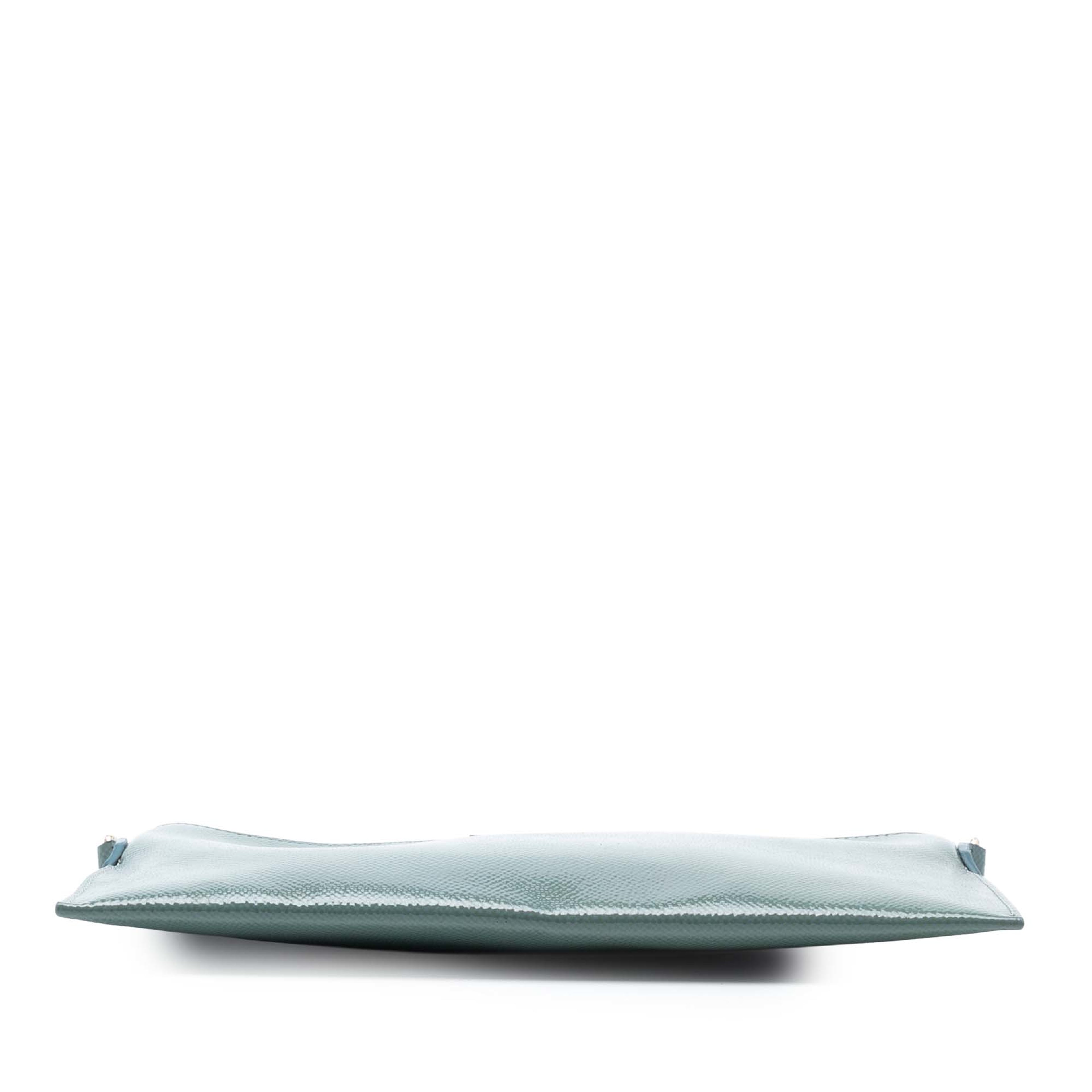 Burberry Grained Leather Peyton Crossbody, från Luxclusif, i färgen light green. Klicka för att öppna bilden i stort format