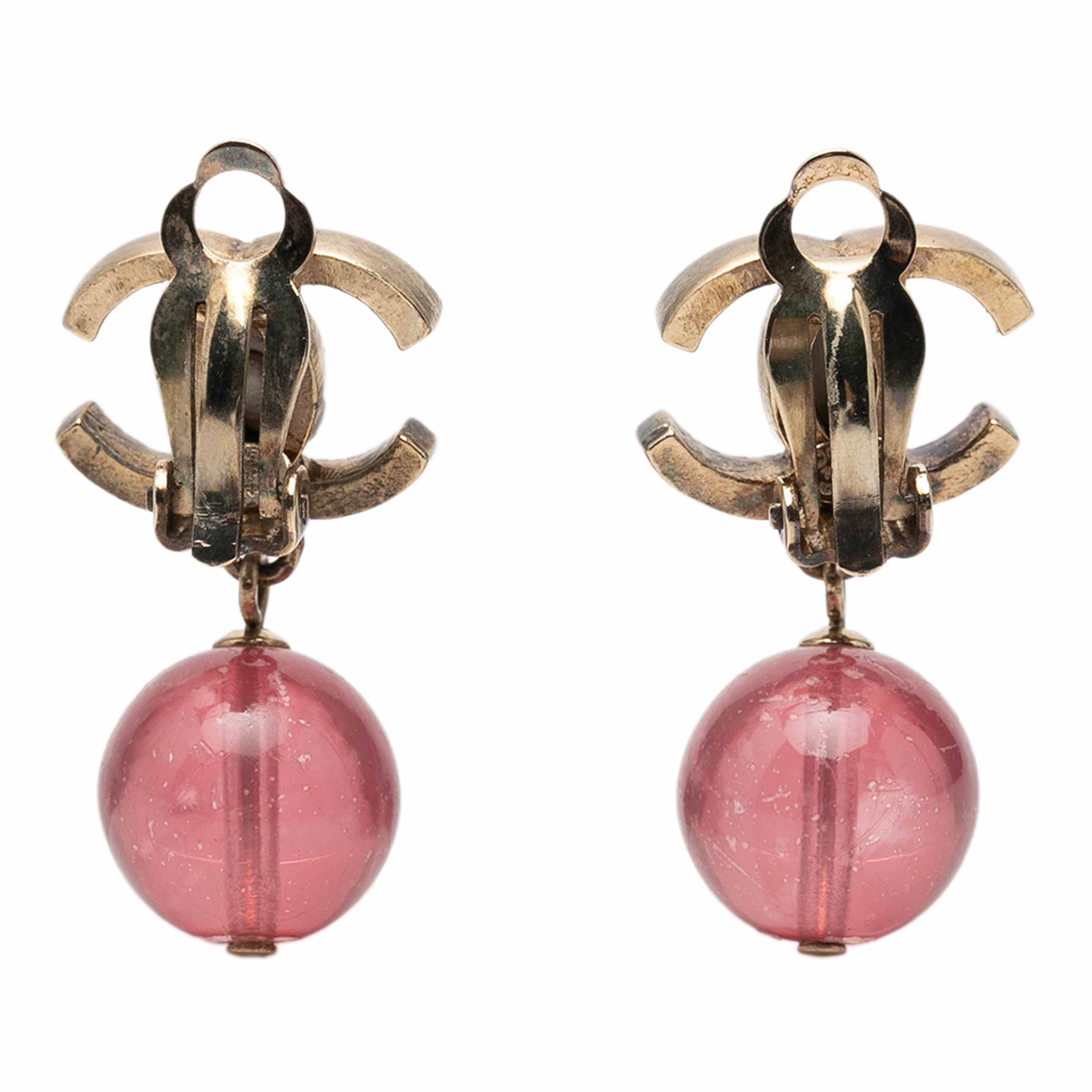 Chanel Cc Brass Resin Drop Clip On Earrings, från Luxclusif, i färgen guld. Klicka för att öppna bilden i stort format