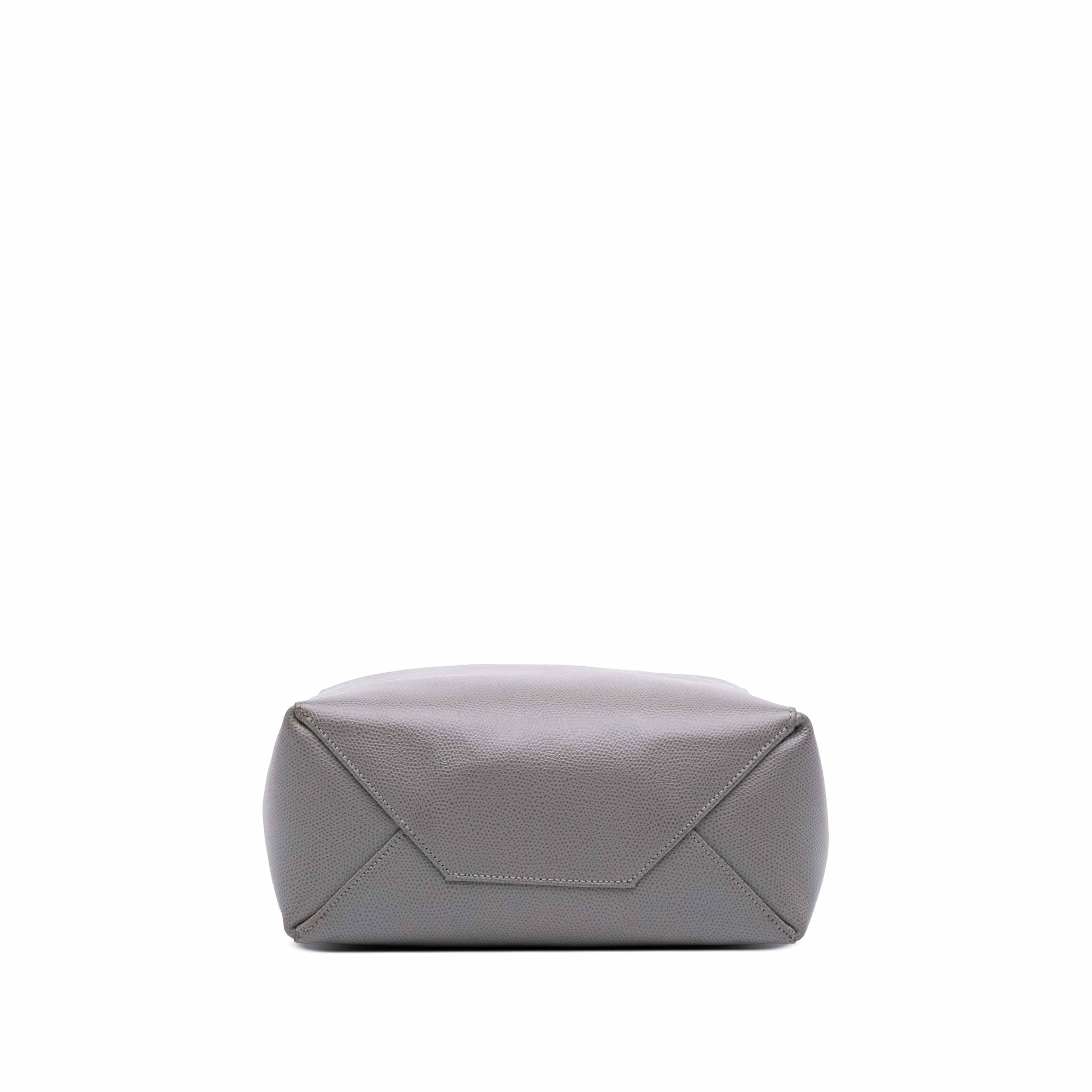 Celine Small Grained Calfskin Vertical Cabas Tote, från Luxclusif, i färgen gray.