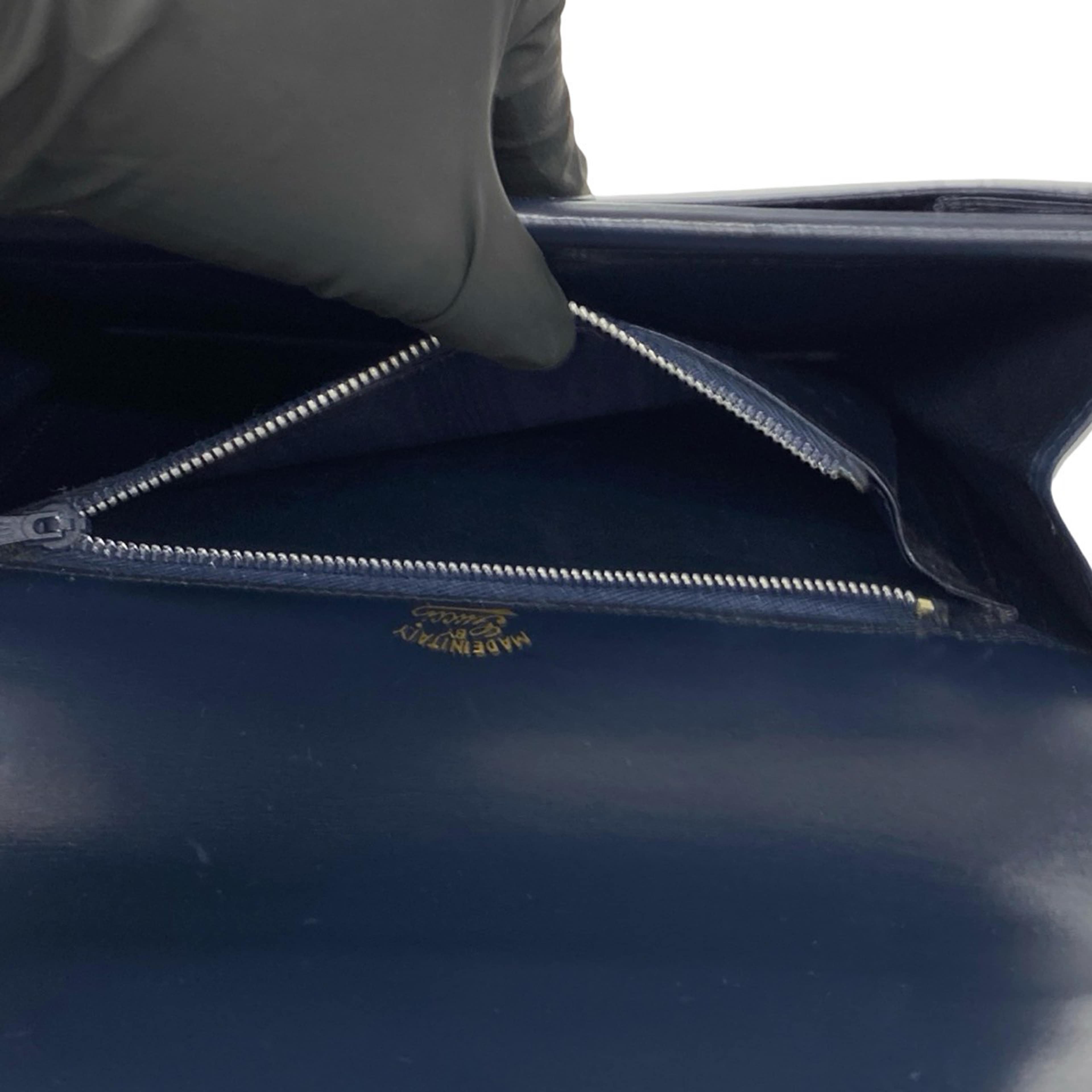 Gucci Calfskin Horsebit Crossbody, från Luxclusif, i färgen navy. Klicka för att öppna bilden i stort format