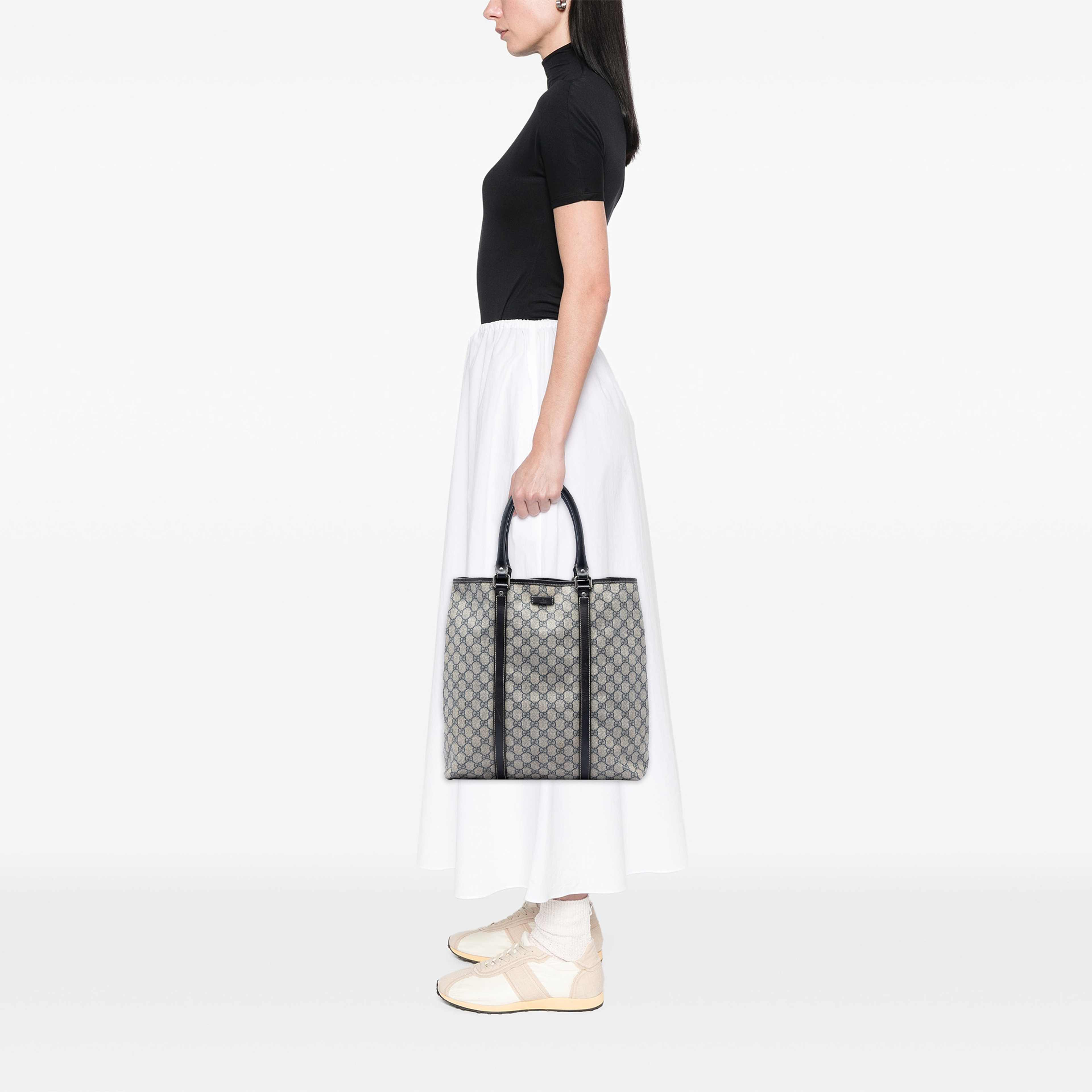 Gucci Gg Supreme Joy Vertical Tote, från Luxclusif, i färgen beige. Klicka för att öppna bilden i stort format