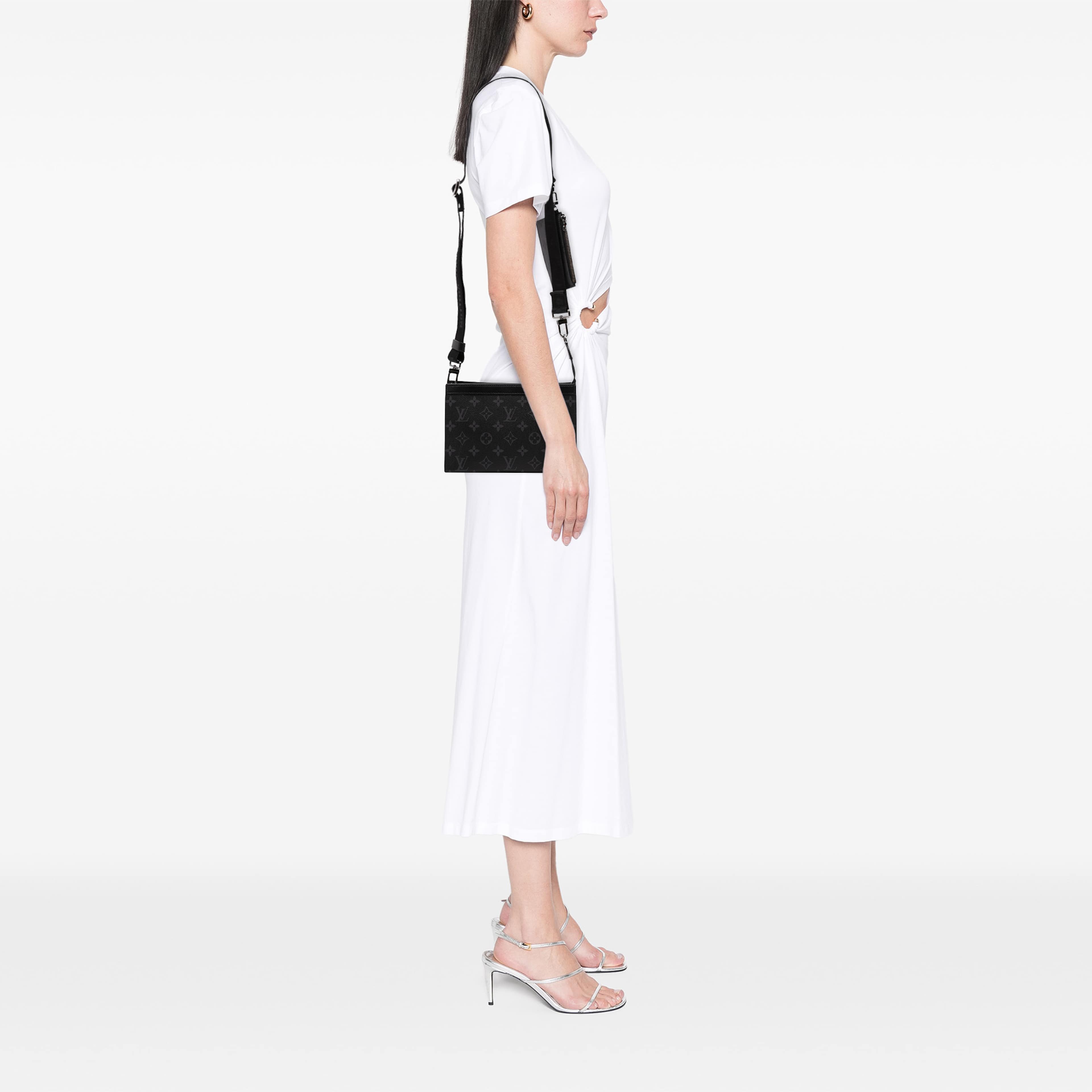 Louis Vuitton Monogram Eclipse Gaston Wearable Wallet, från Luxclusif, i färgen svart. Klicka för att öppna bilden i stort format