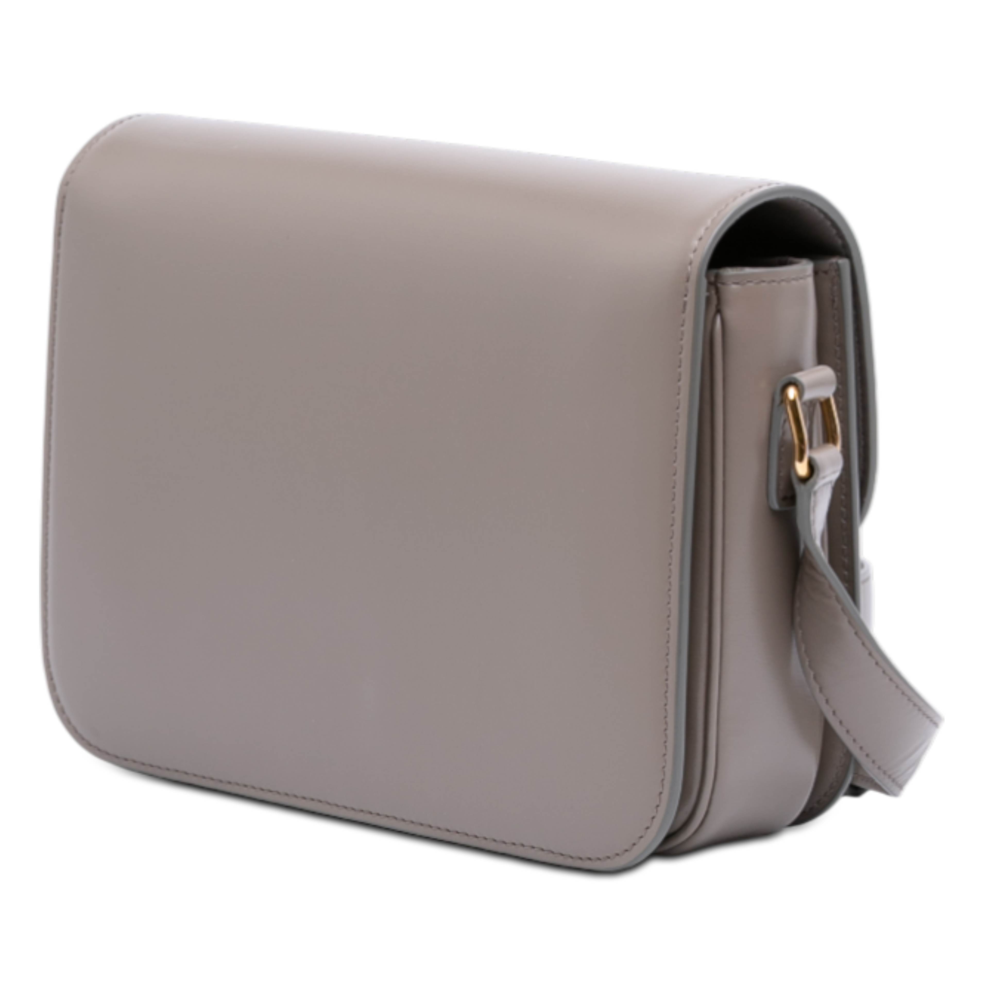 Celine Classique Shiny Calfskin Triomphe Crossbody, från Luxclusif, i färgen taupe. Klicka för att öppna bilden i stort format