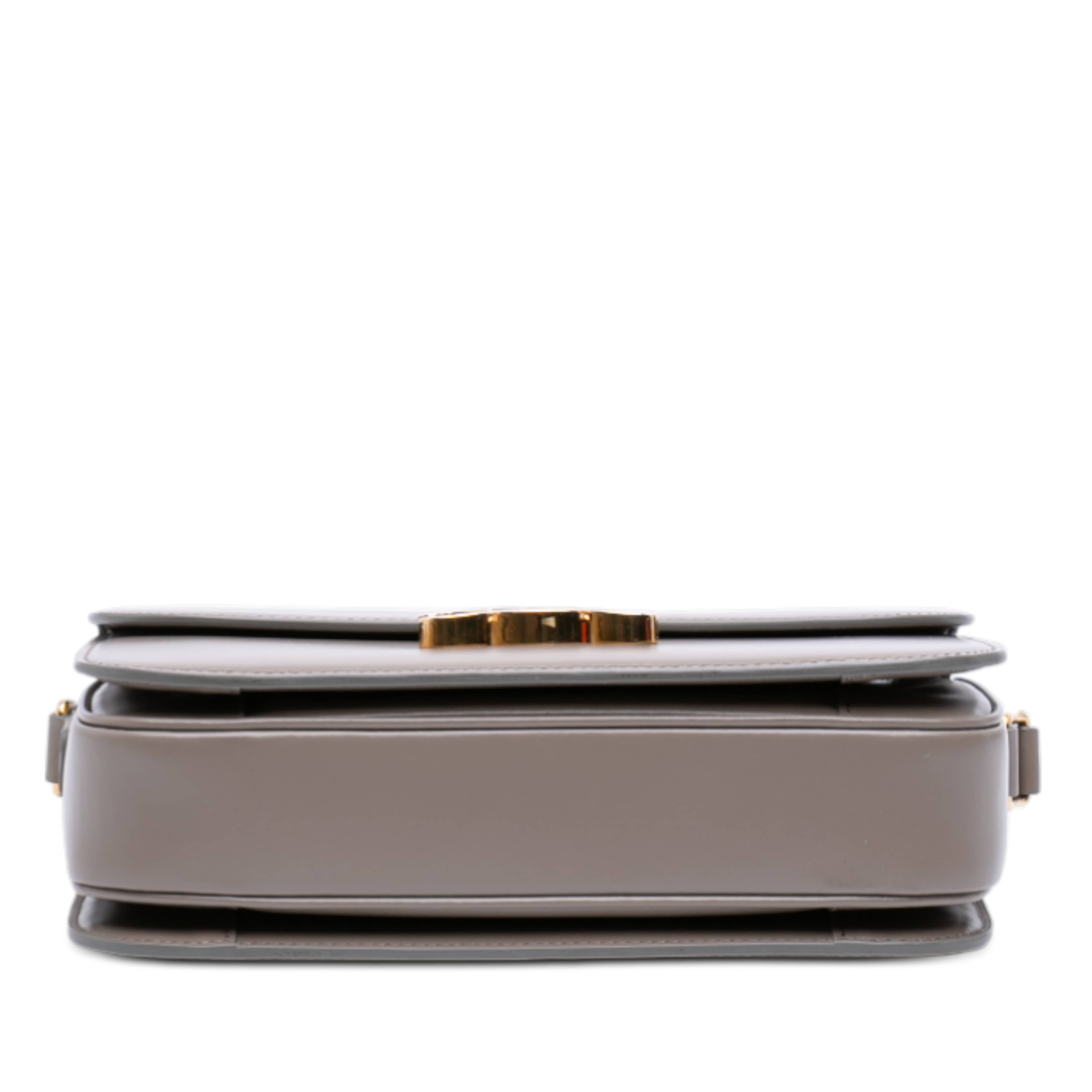 Celine Classique Shiny Calfskin Triomphe Crossbody, från Luxclusif, i färgen taupe. Klicka för att öppna bilden i stort format