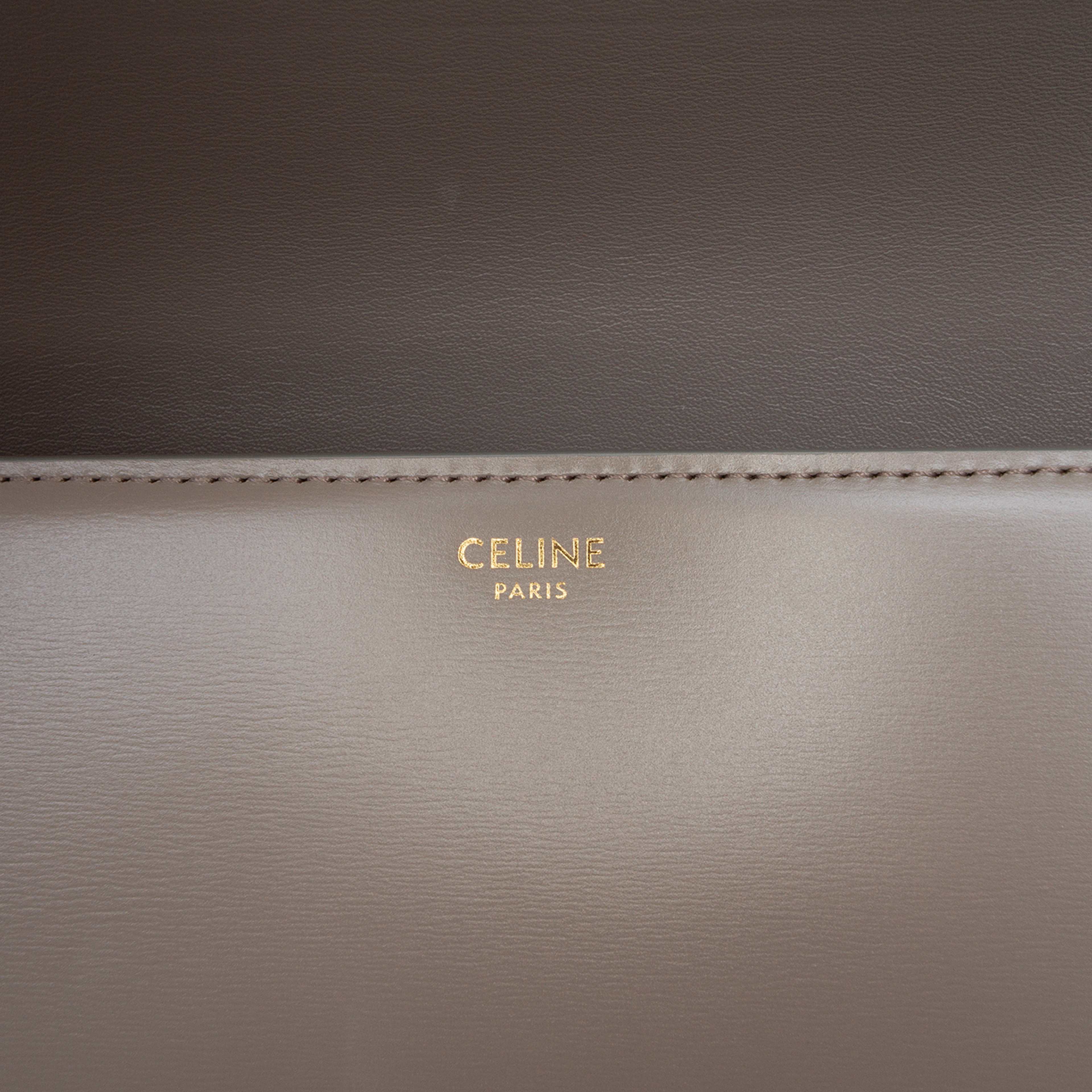 Celine Classique Shiny Calfskin Triomphe Crossbody, från Luxclusif, i färgen taupe. Klicka för att öppna bilden i stort format