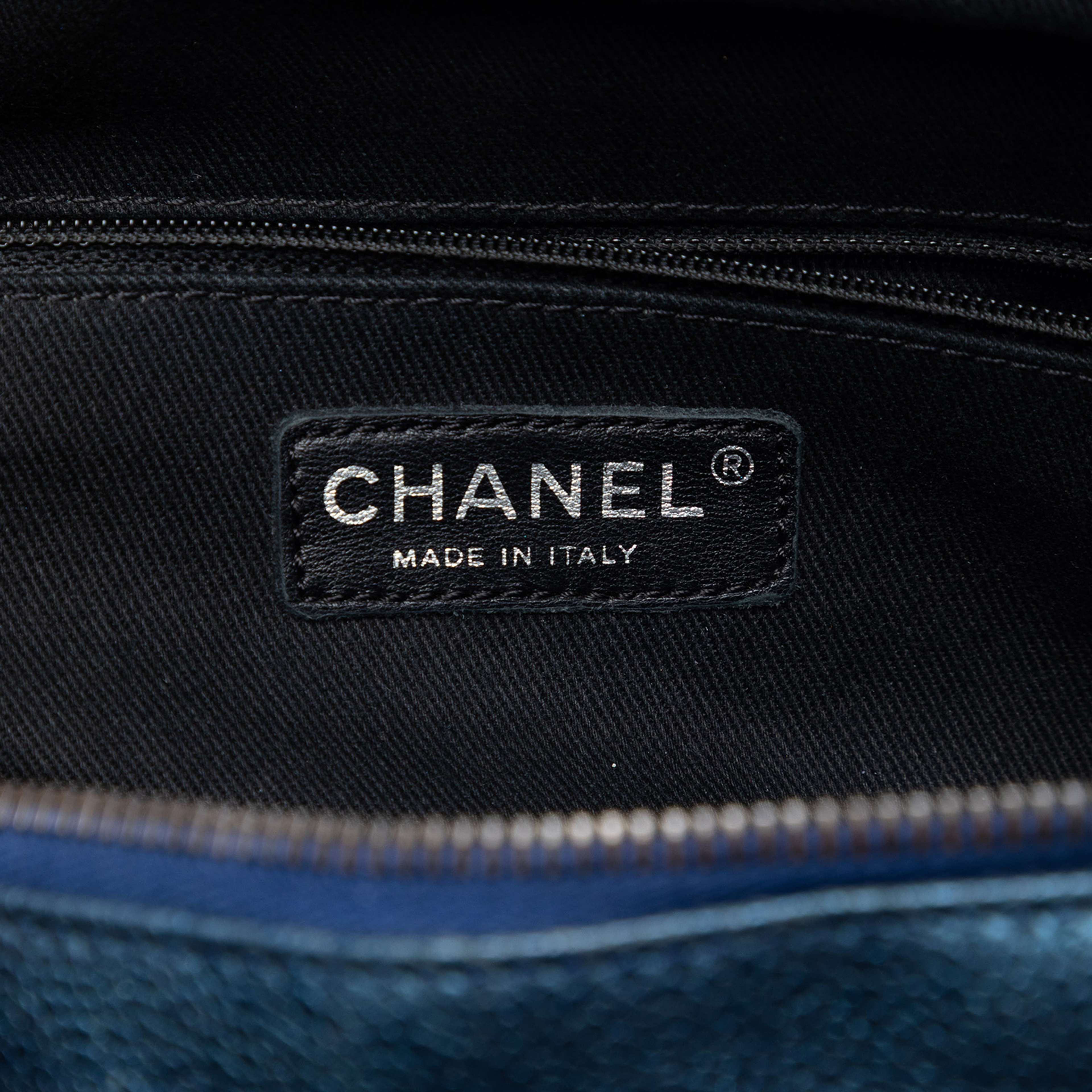 Chanel Jumbo Quilted Iridescent Caviar Easy Flap, från Luxclusif, i färgen dark blue. Klicka för att öppna bilden i stort format