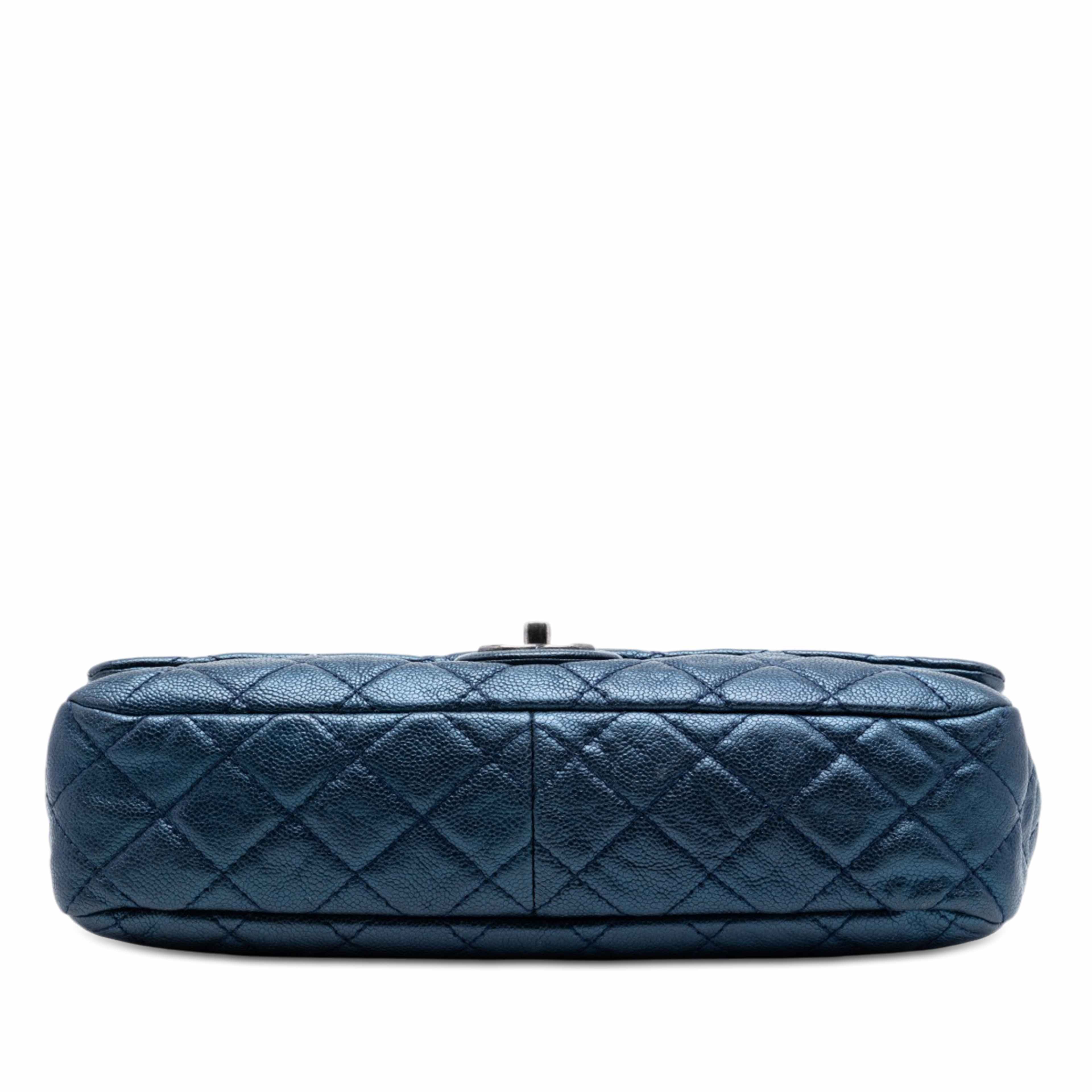 Chanel Jumbo Quilted Iridescent Caviar Easy Flap, från Luxclusif, i färgen dark blue. Klicka för att öppna bilden i stort format