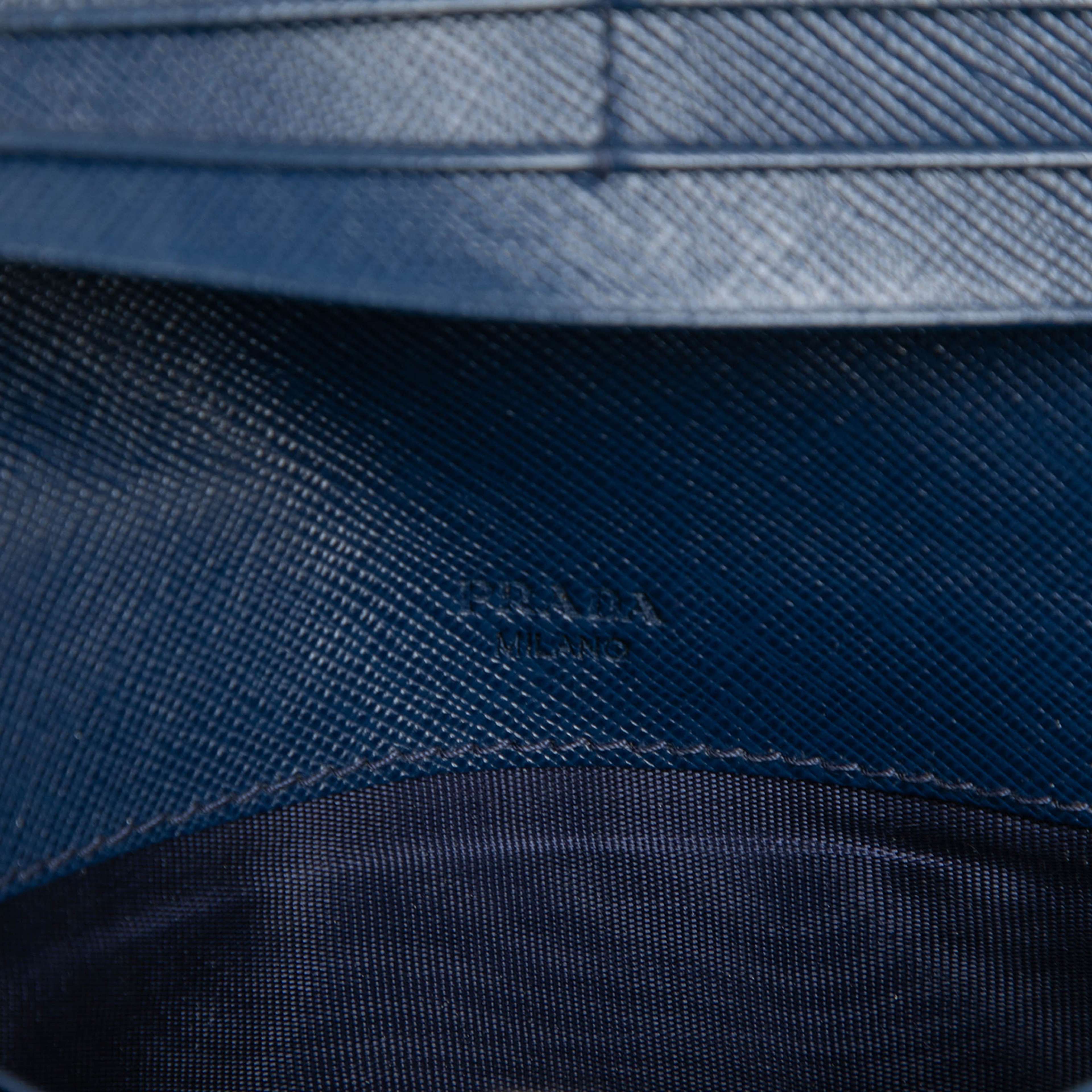 Prada Saffiano Lux Continental Wallet, från Luxclusif, i färgen blå. Klicka för att öppna bilden i stort format
