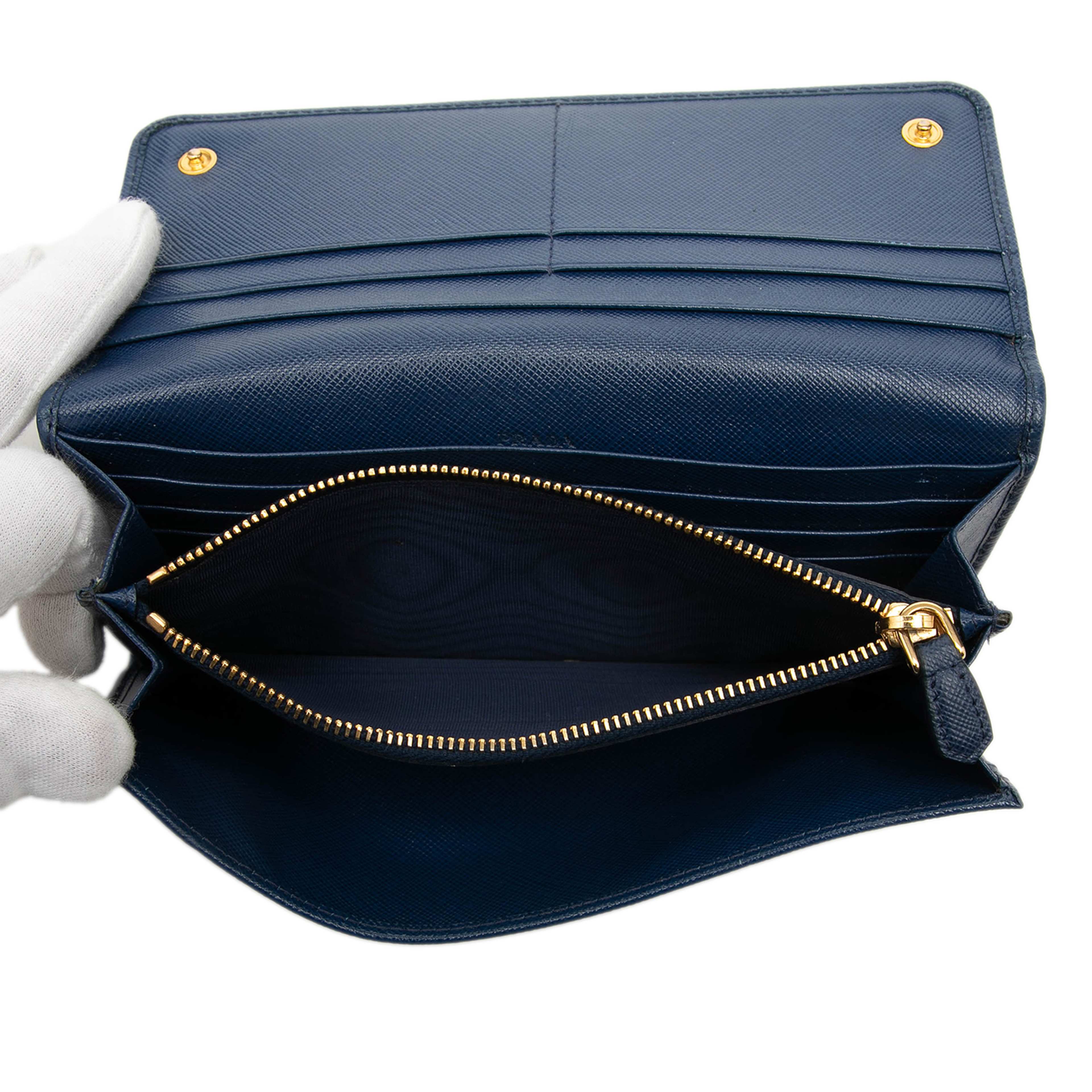 Prada Saffiano Lux Continental Wallet, från Luxclusif, i färgen blå. Klicka för att öppna bilden i stort format