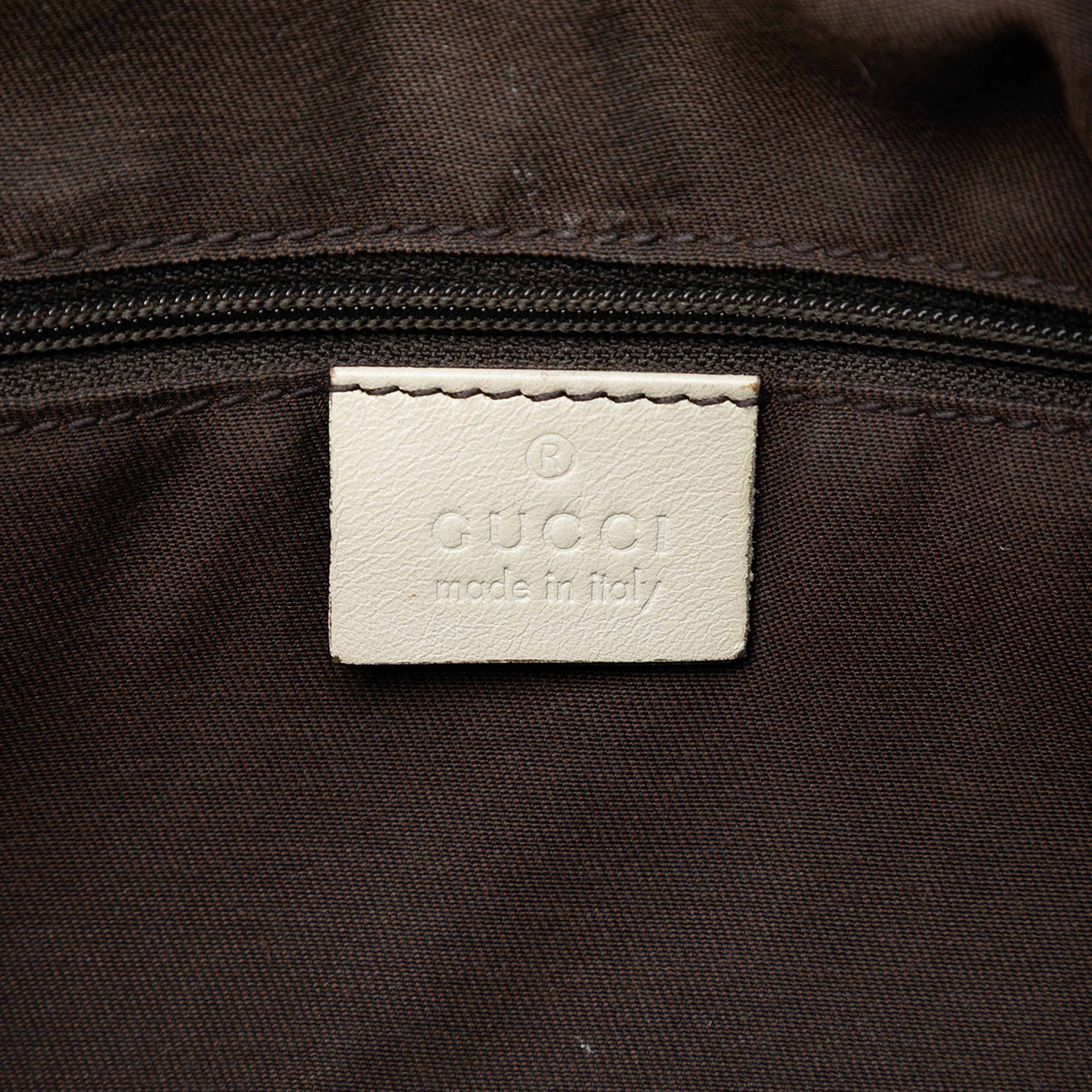 Gucci Gg Canvas Sukey Shoulder Bag, från Luxclusif, i färgen beige. Klicka för att öppna bilden i stort format