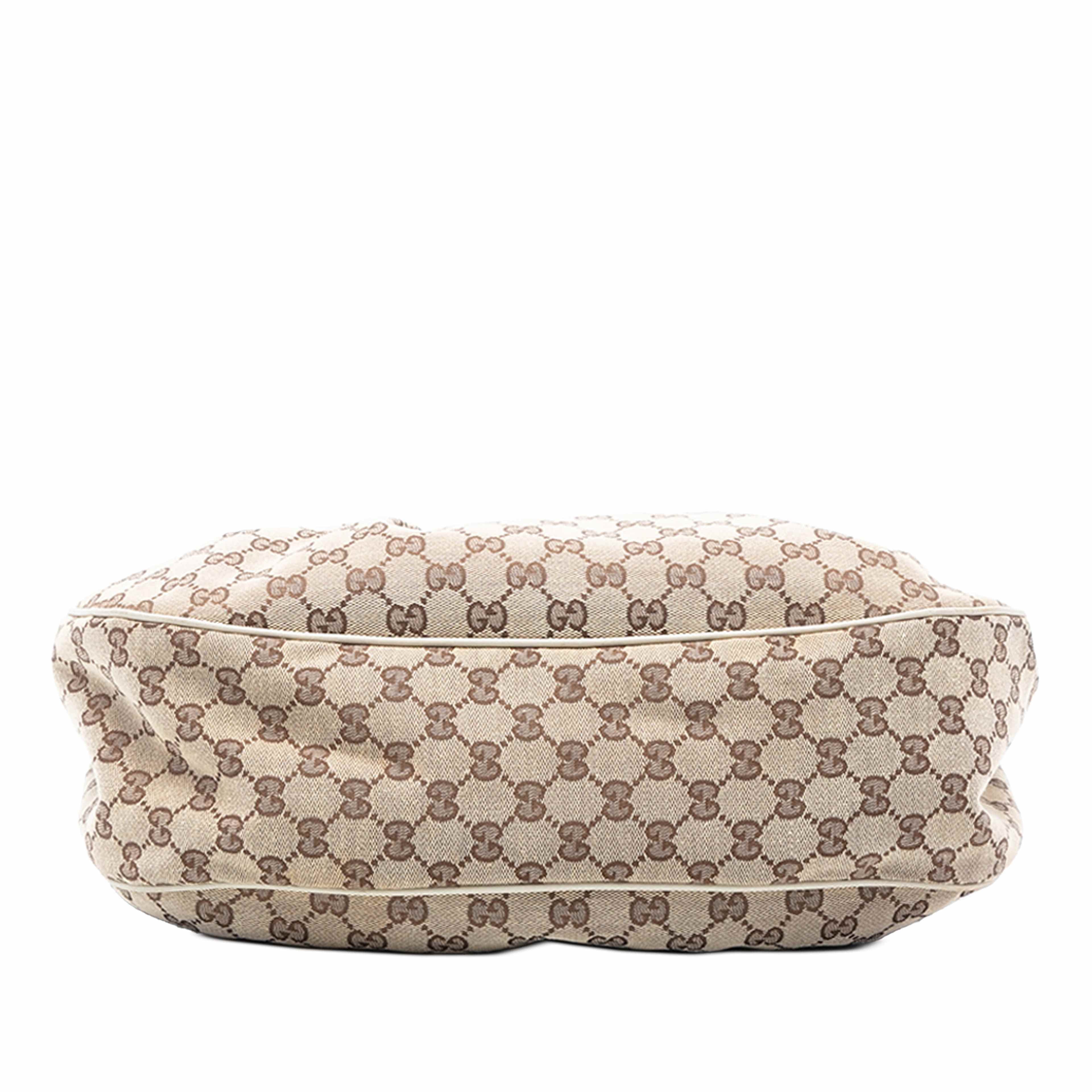 Gucci Gg Canvas Sukey Shoulder Bag, från Luxclusif, i färgen beige. Klicka för att öppna bilden i stort format