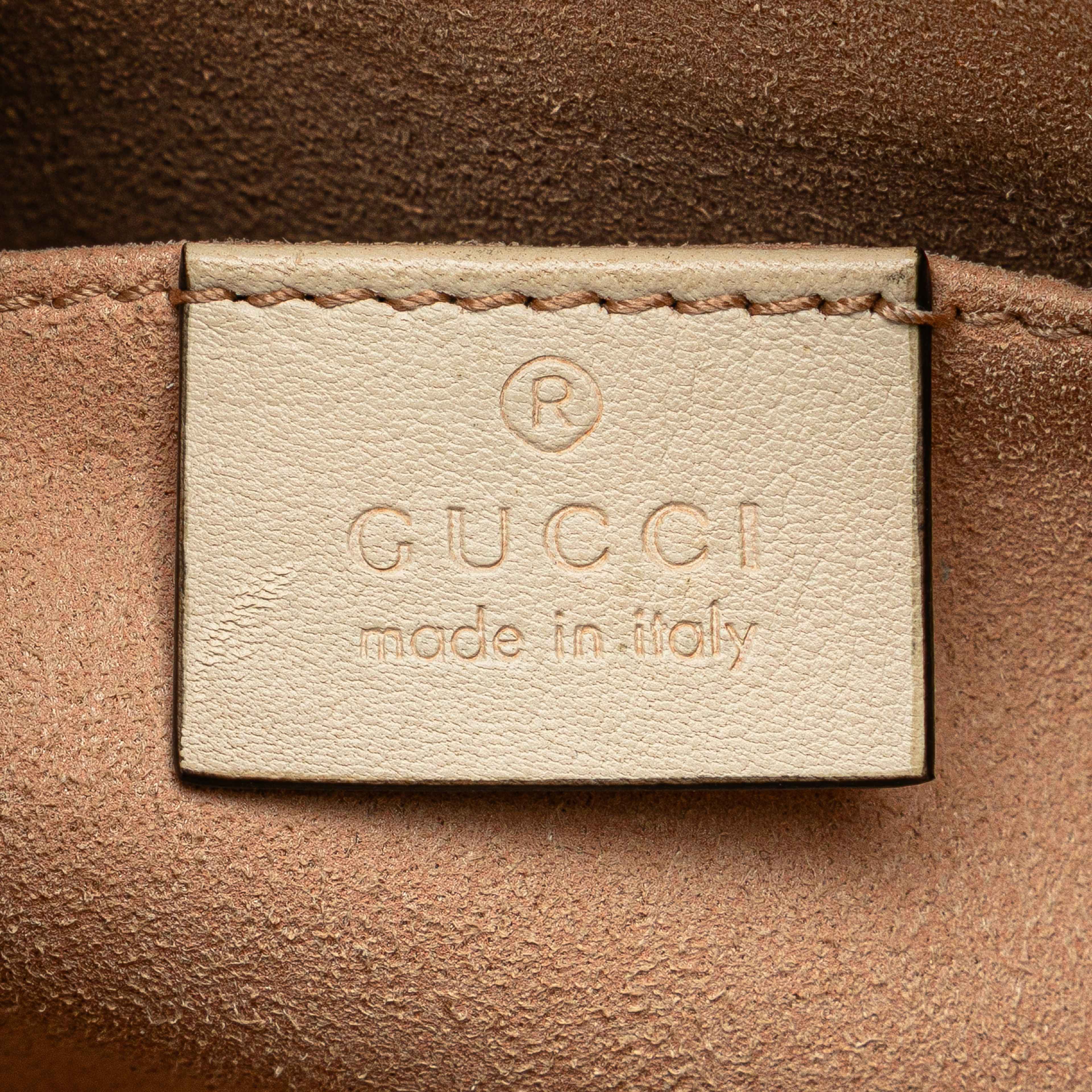 Gucci Small Gg Supreme Apple Heart Padlock Tote, från Luxclusif, i färgen beige. Klicka för att öppna bilden i stort format