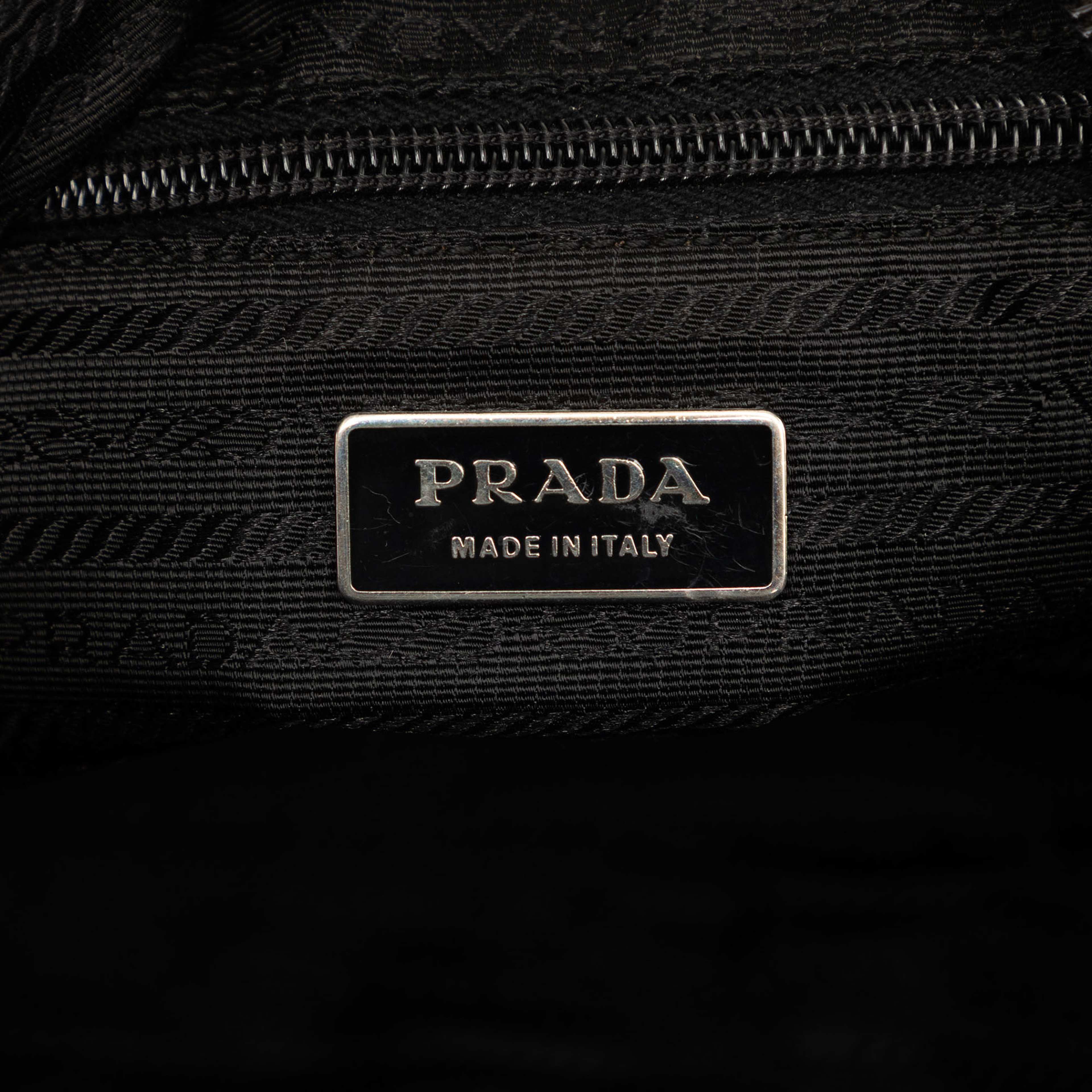 Prada Tessuto Zip Top Crossbody, från Luxclusif, i färgen black. Klicka för att öppna bilden i stort format