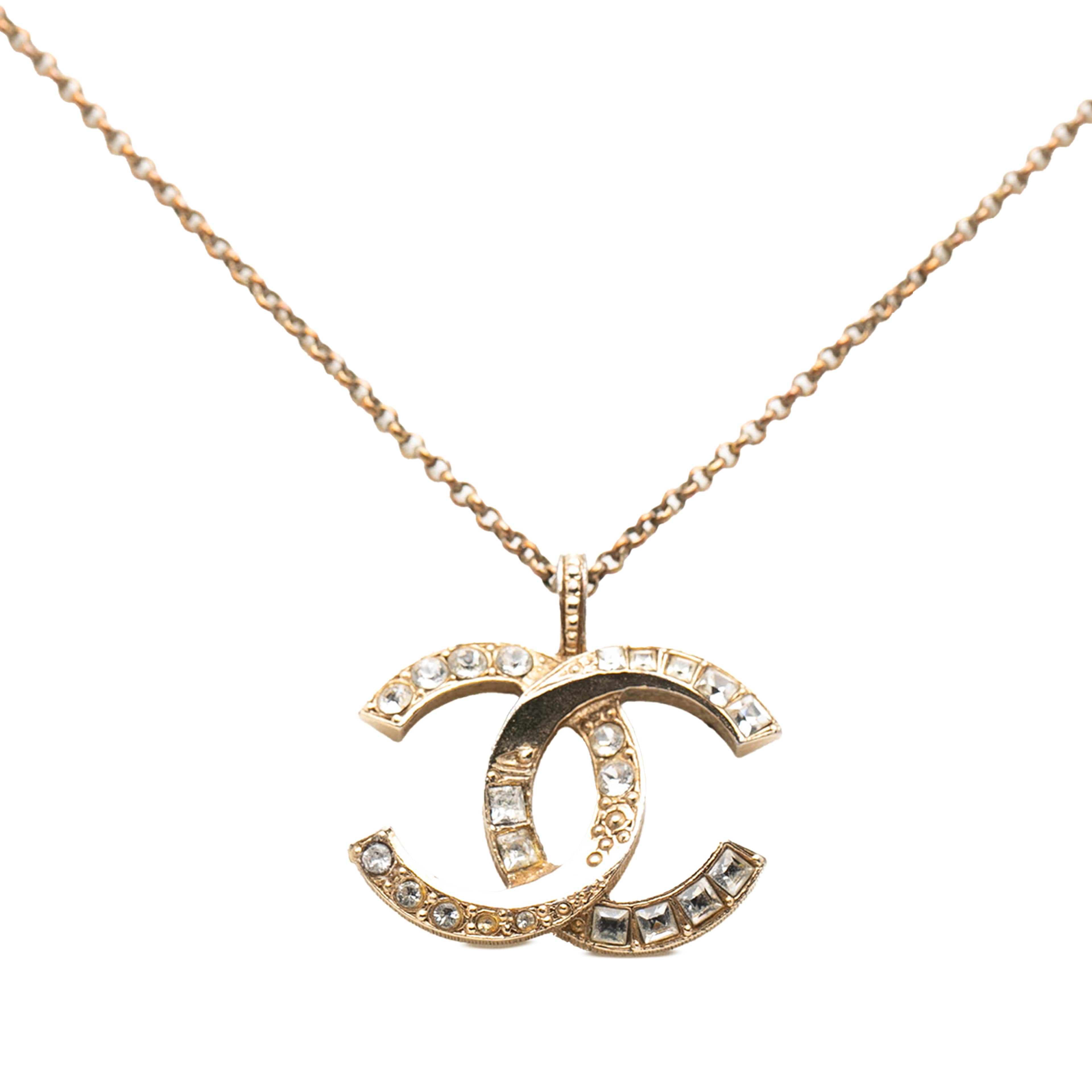 Chanel Gold Plated Cc Crystal Pendant Necklace, från Luxclusif, i färgen gold. Klicka för att öppna bilden i stort format