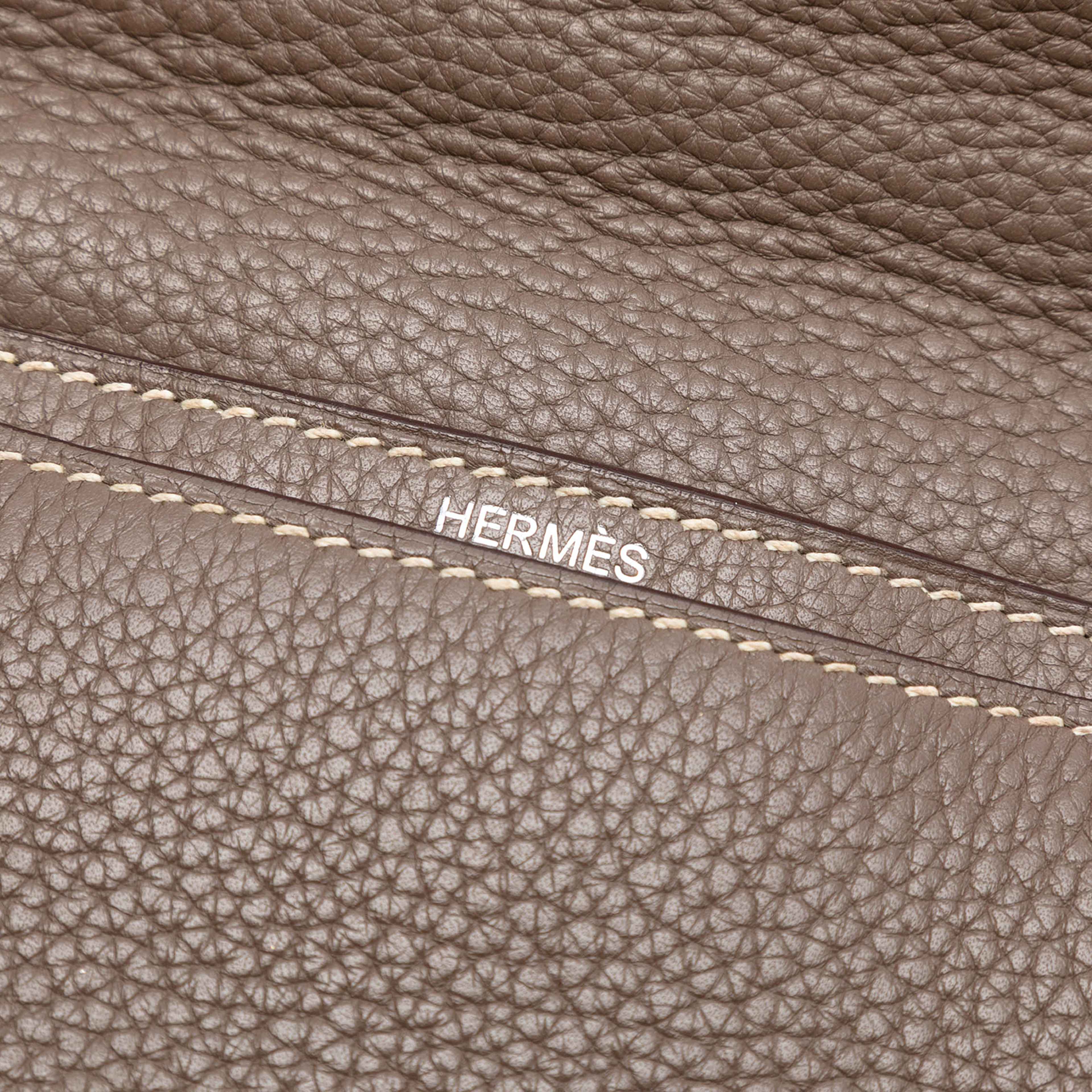 Hermès Togo Sac A Depeches 40, från Luxclusif, i färgen light brown. Klicka för att öppna bilden i stort format