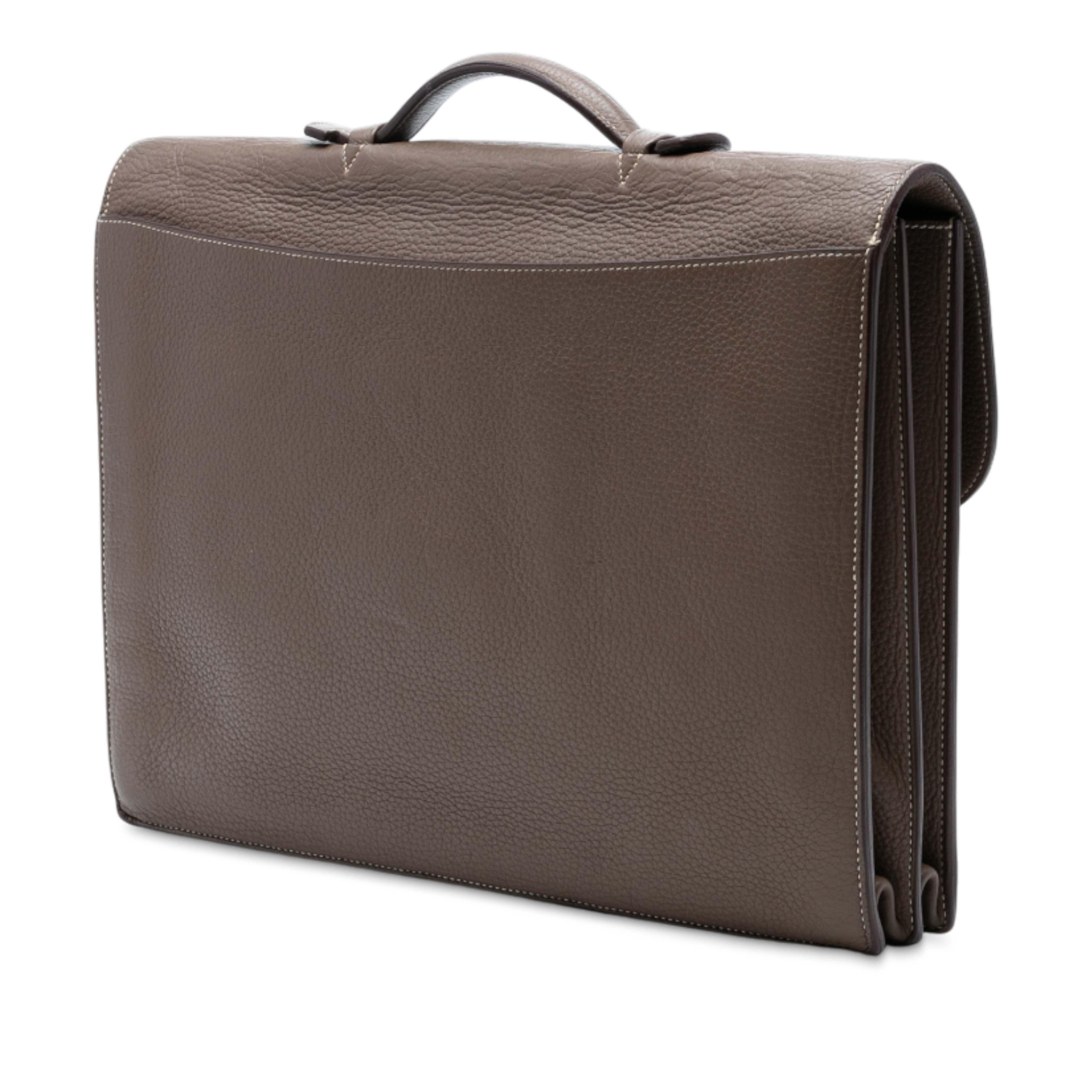 Hermès Togo Sac A Depeches 40, från Luxclusif, i färgen light brown. Klicka för att öppna bilden i stort format