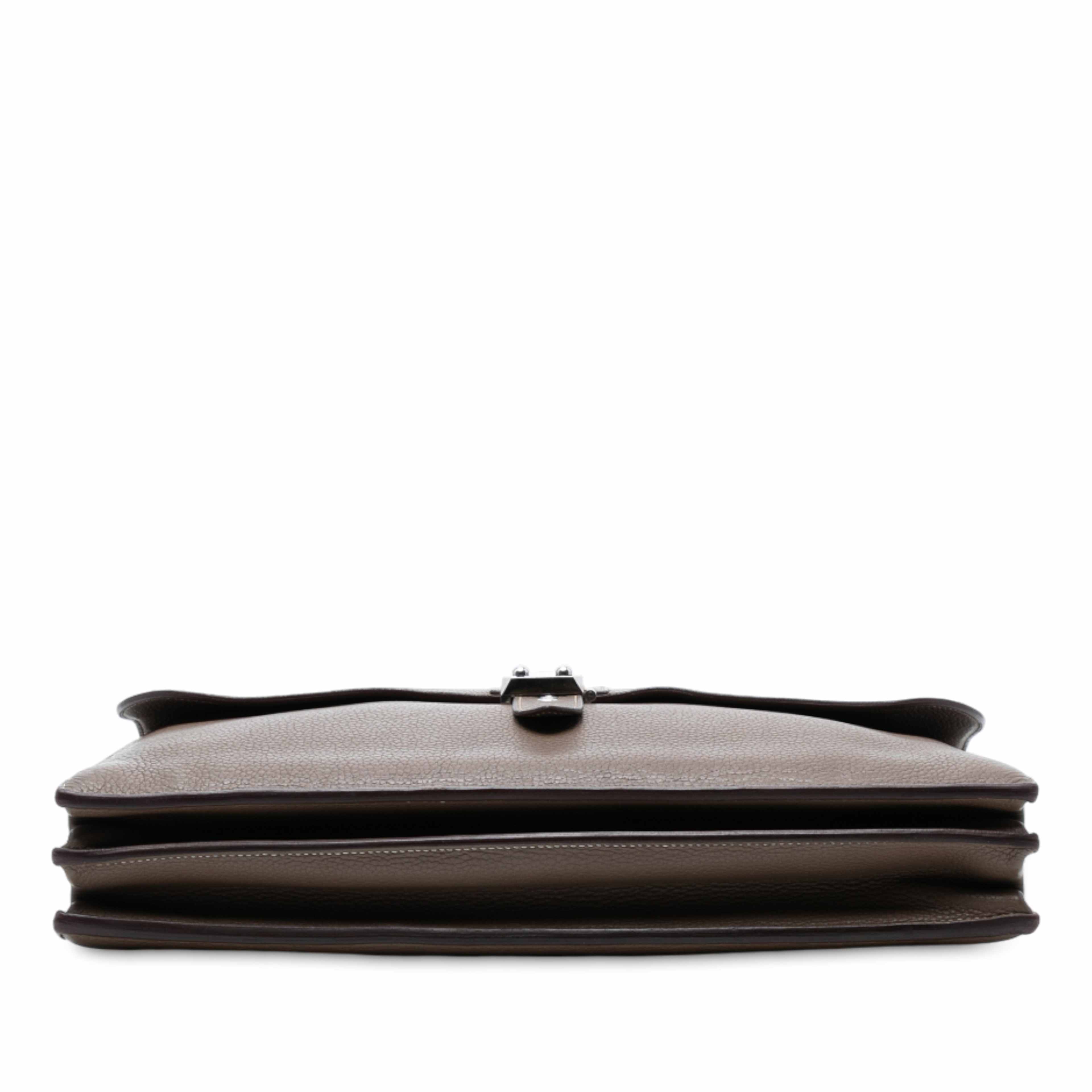 Hermès Togo Sac A Depeches 40, från Luxclusif, i färgen light brown. Klicka för att öppna bilden i stort format