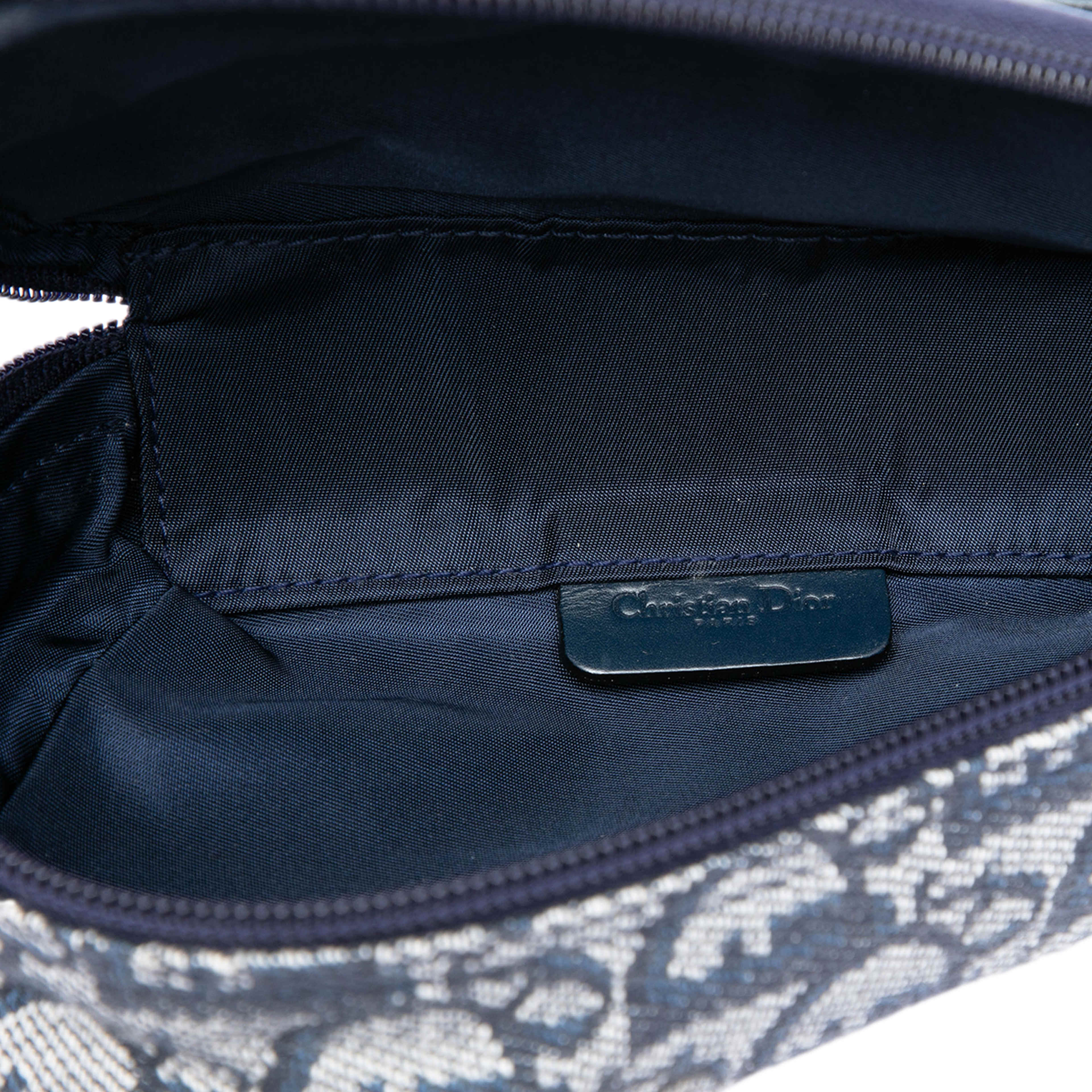 Dior Diorissimo Canvas Saddle Pouch, från Luxclusif, i färgen blå. Klicka för att öppna bilden i stort format