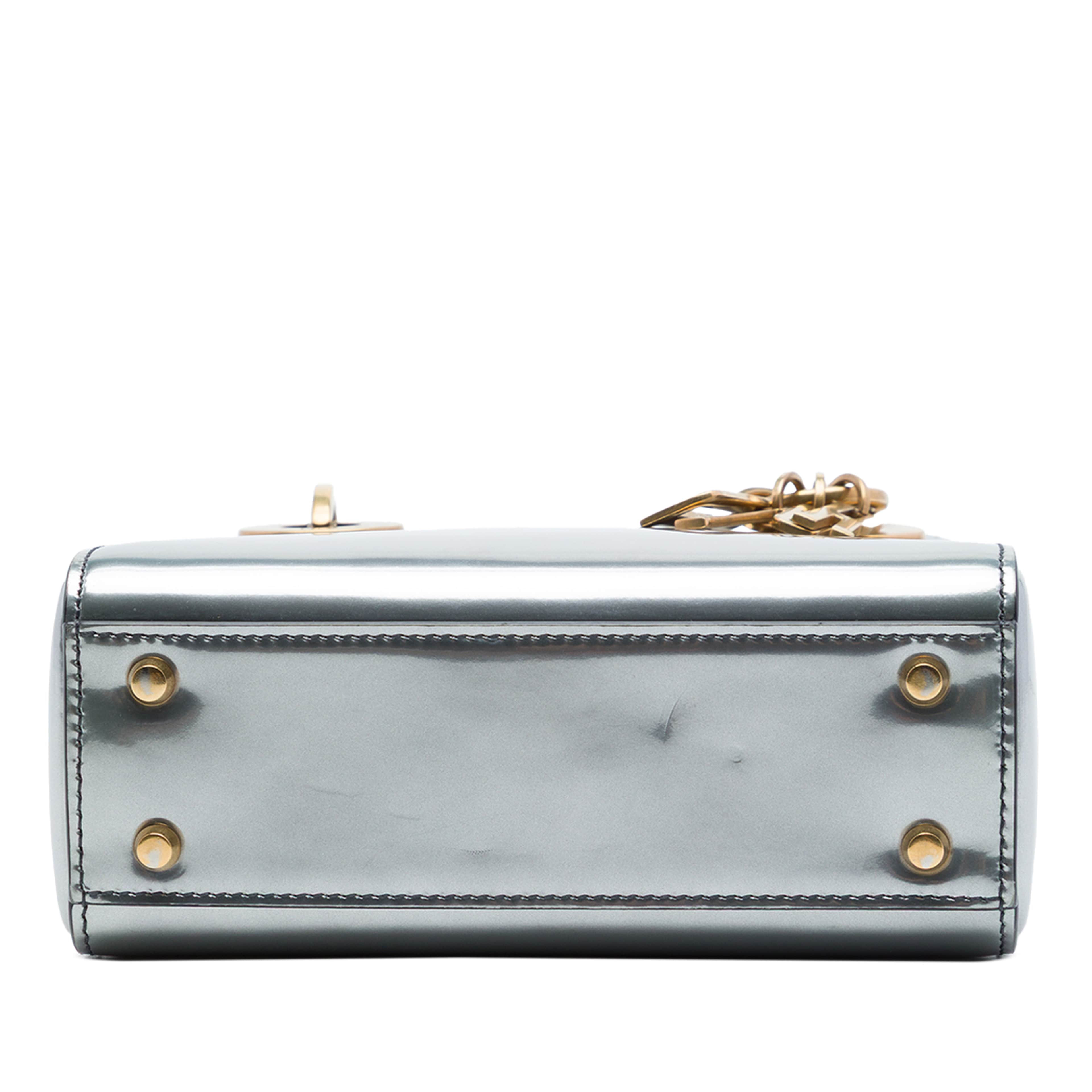 Dior Mini Metallic Patent Lady Dior, från Luxclusif, i färgen silver. Klicka för att öppna bilden i stort format