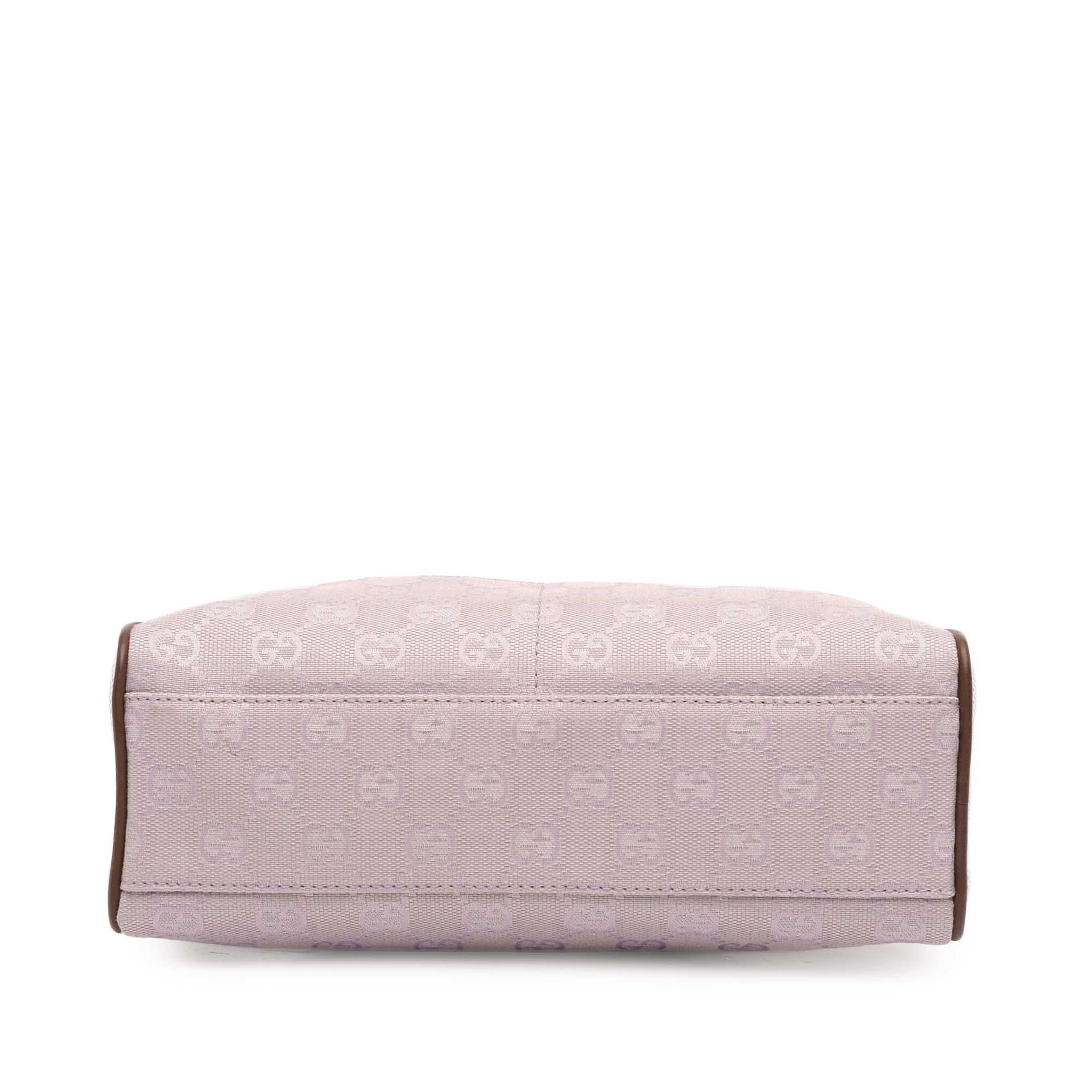 Gucci Gg Canvas Shoulder Bag, från Luxclusif, i färgen light purple. Klicka för att öppna bilden i stort format