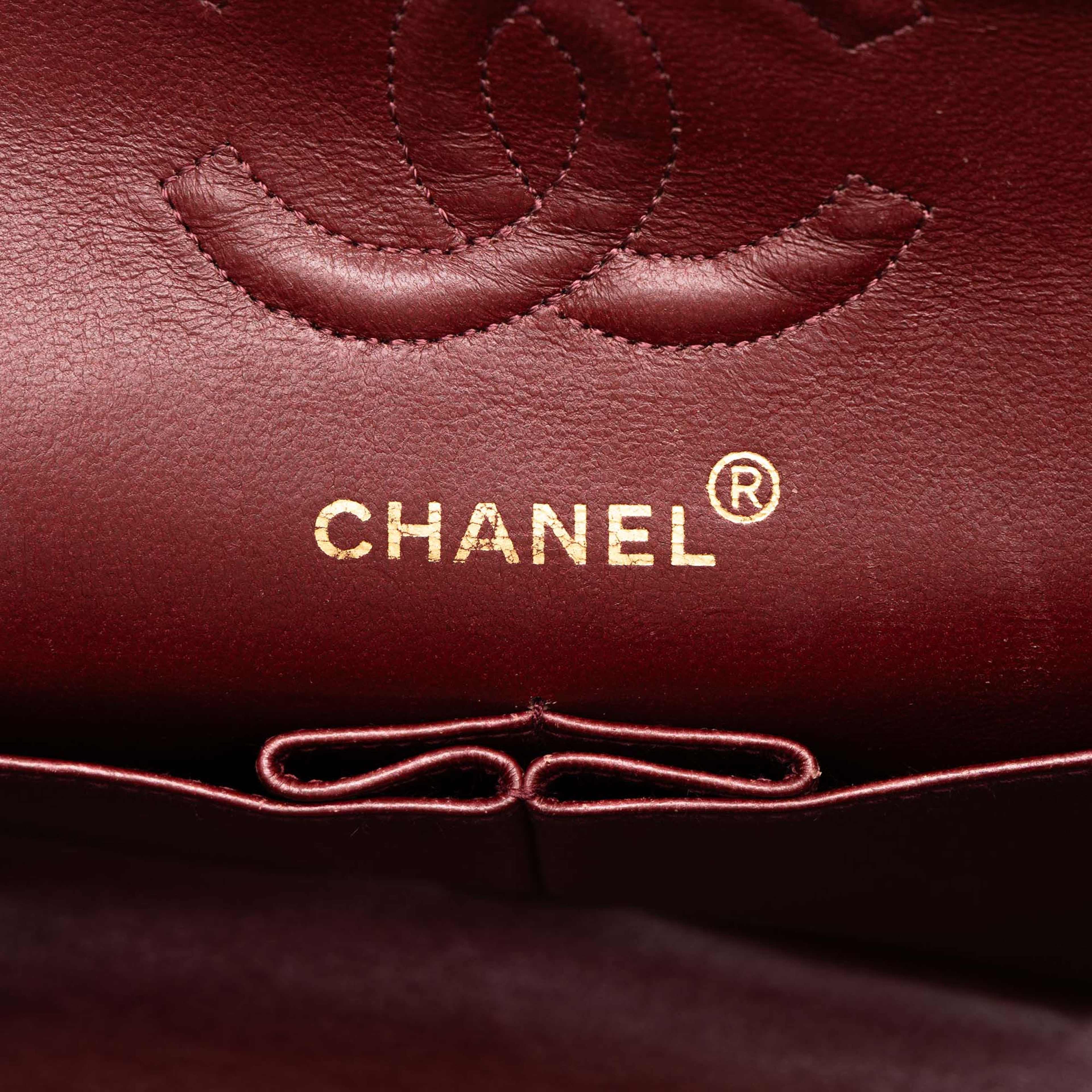 Chanel Small Classic Lambskin Double Flap, från Luxclusif, i färgen svart. Klicka för att öppna bilden i stort format