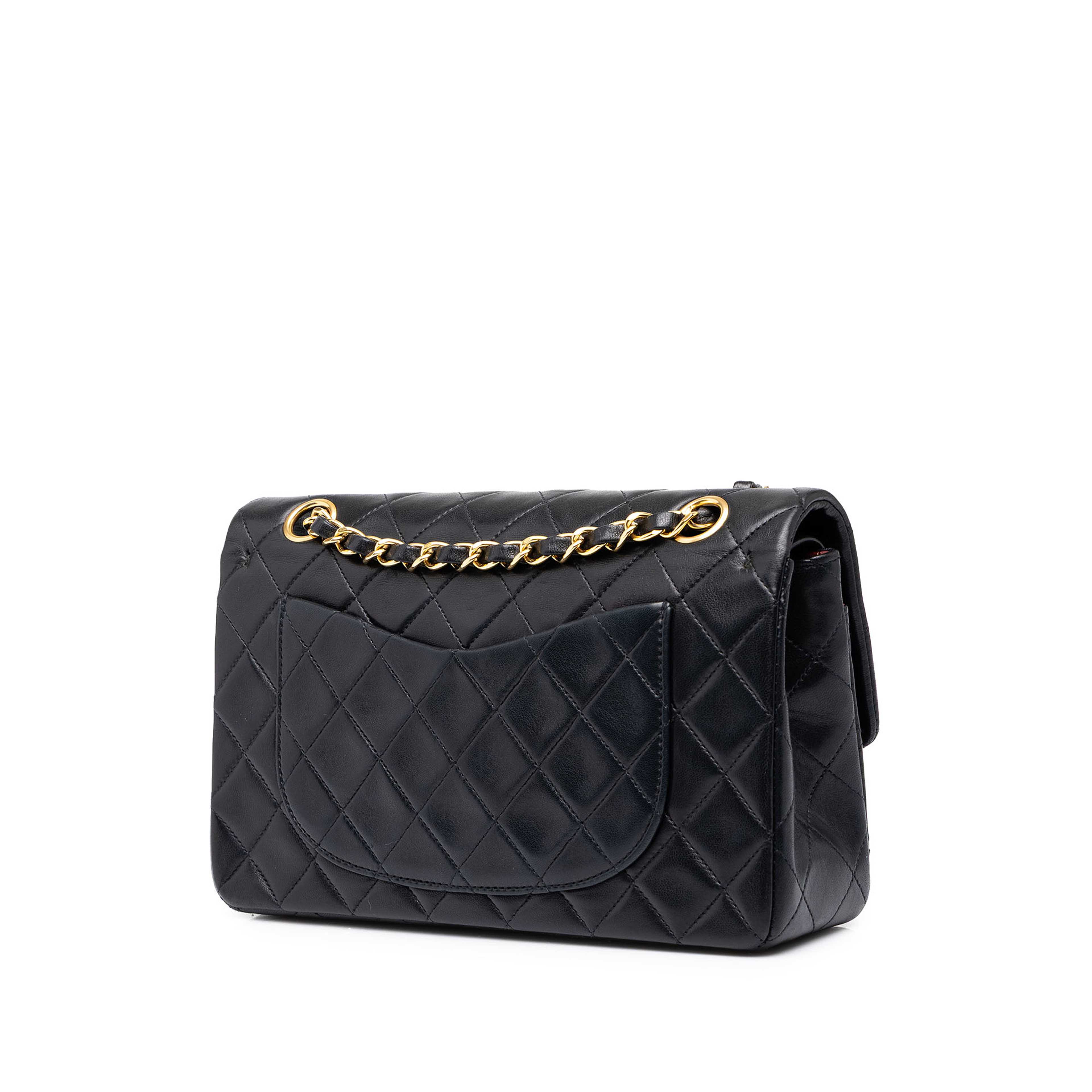 Chanel Small Classic Lambskin Double Flap, från Luxclusif, i färgen svart. Klicka för att öppna bilden i stort format
