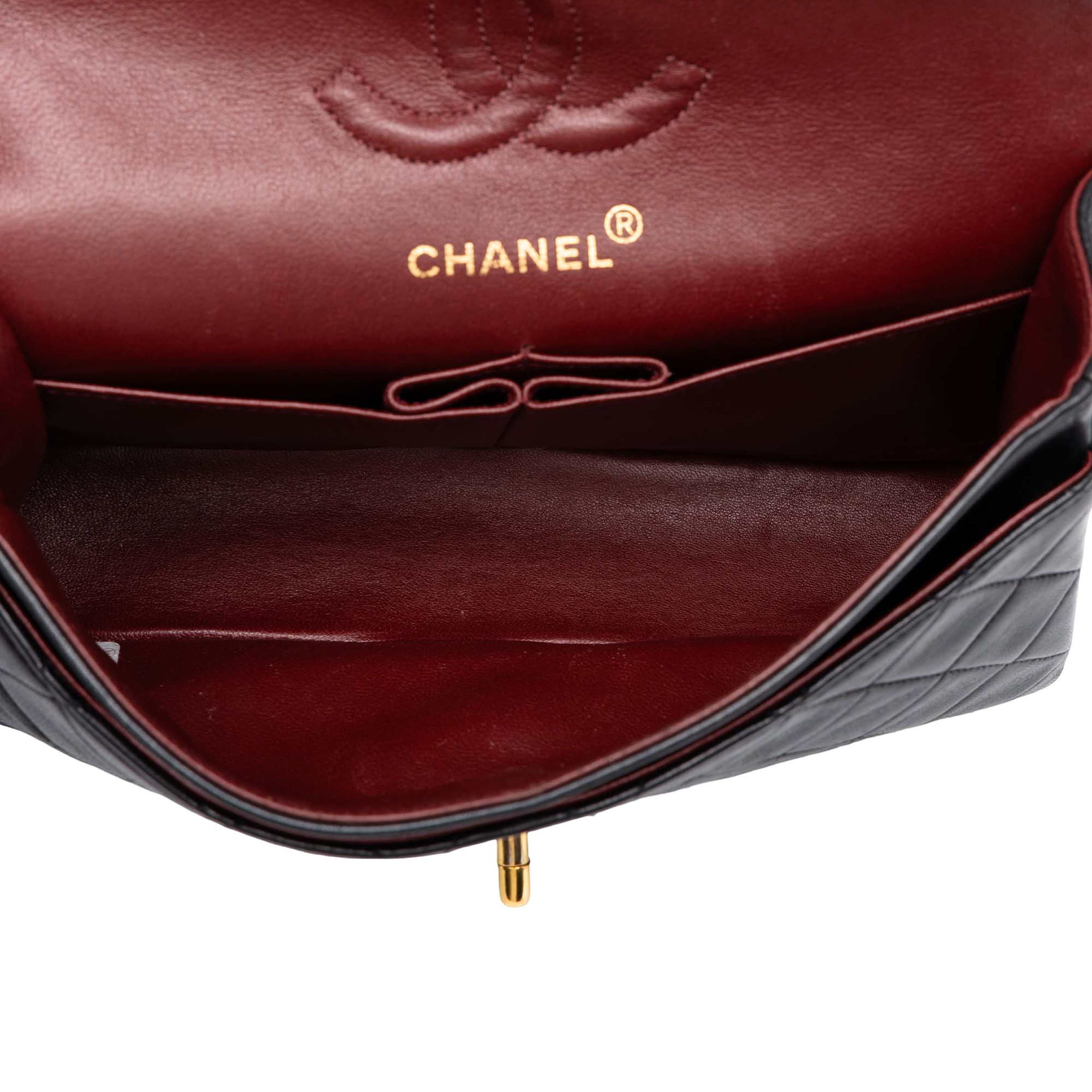 Chanel Small Classic Lambskin Double Flap, från Luxclusif, i färgen svart. Klicka för att öppna bilden i stort format