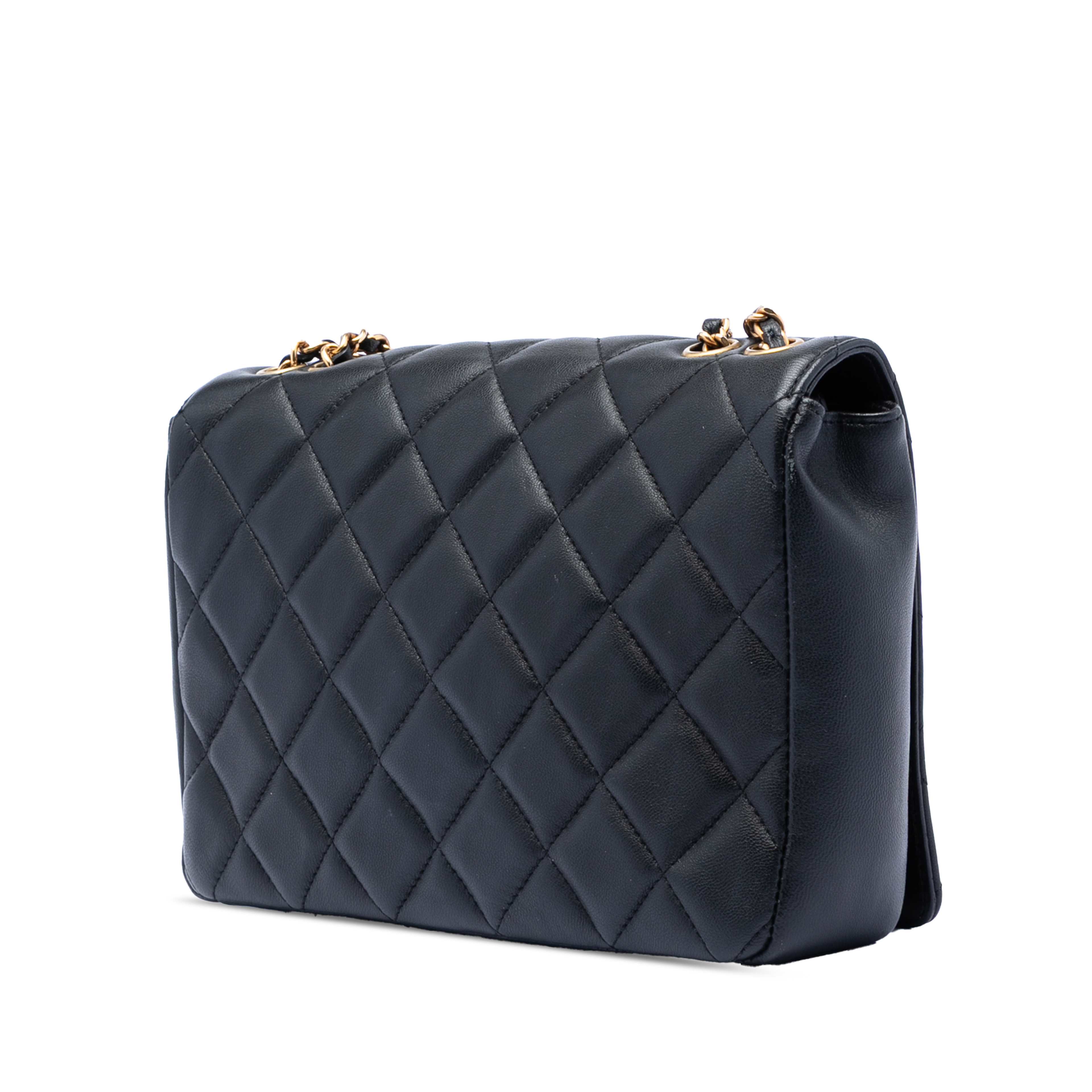 Chanel Medium Quilted Lambskin Diamond Cc Flap, från Luxclusif, i färgen black. Klicka för att öppna bilden i stort format