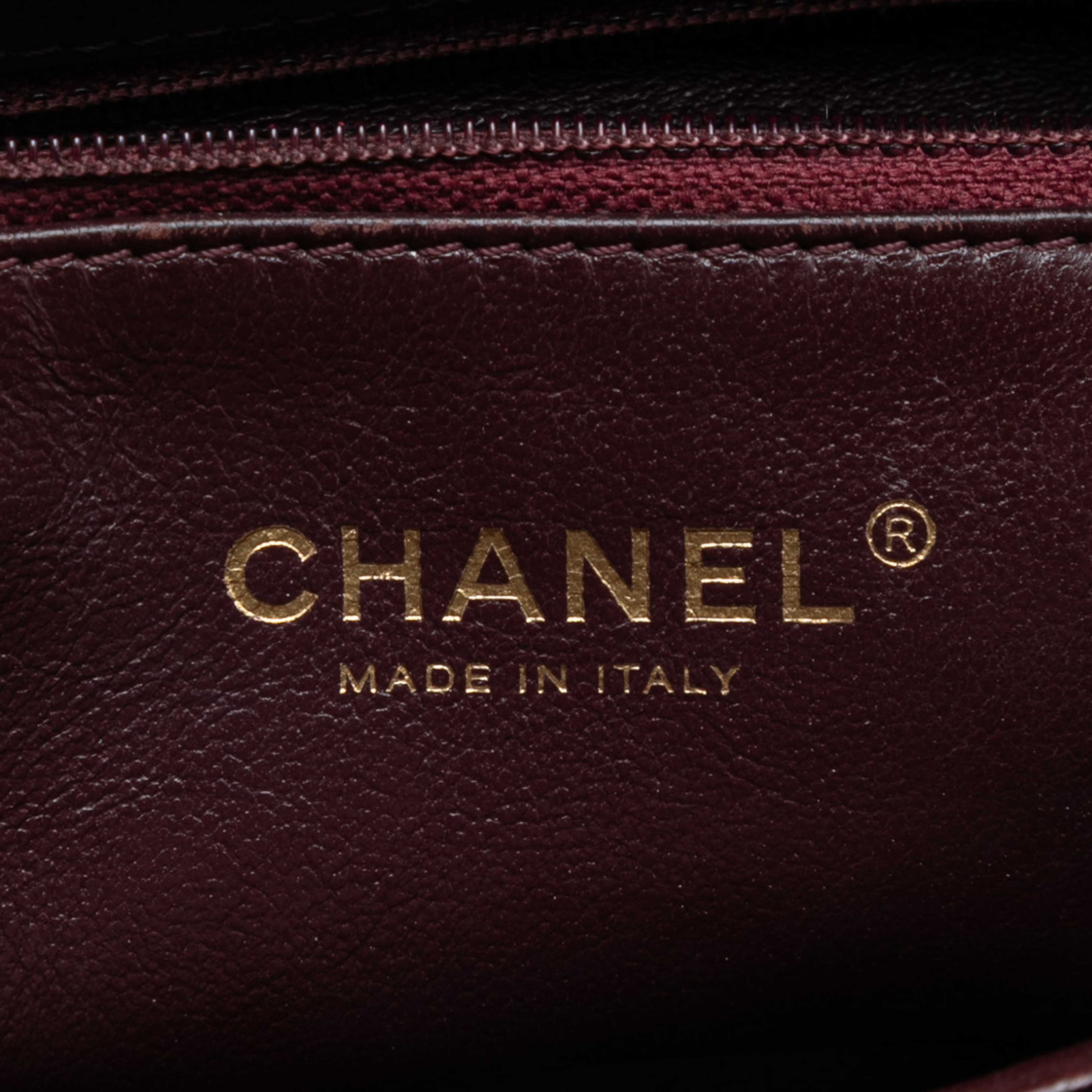 Chanel Medium Quilted Lambskin Diamond Cc Flap, från Luxclusif, i färgen black. Klicka för att öppna bilden i stort format