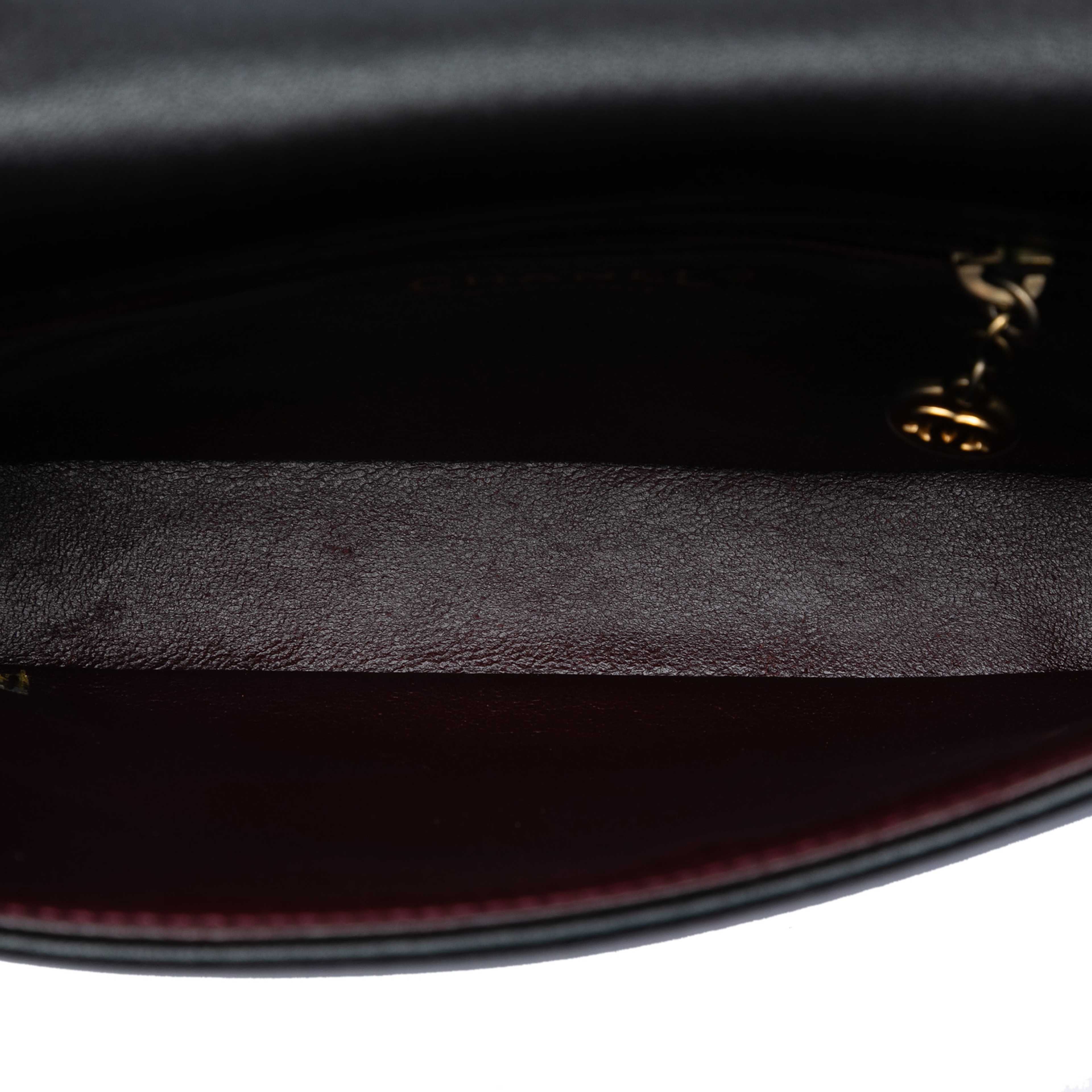 Chanel Medium Quilted Lambskin Diamond Cc Flap, från Luxclusif, i färgen black. Klicka för att öppna bilden i stort format