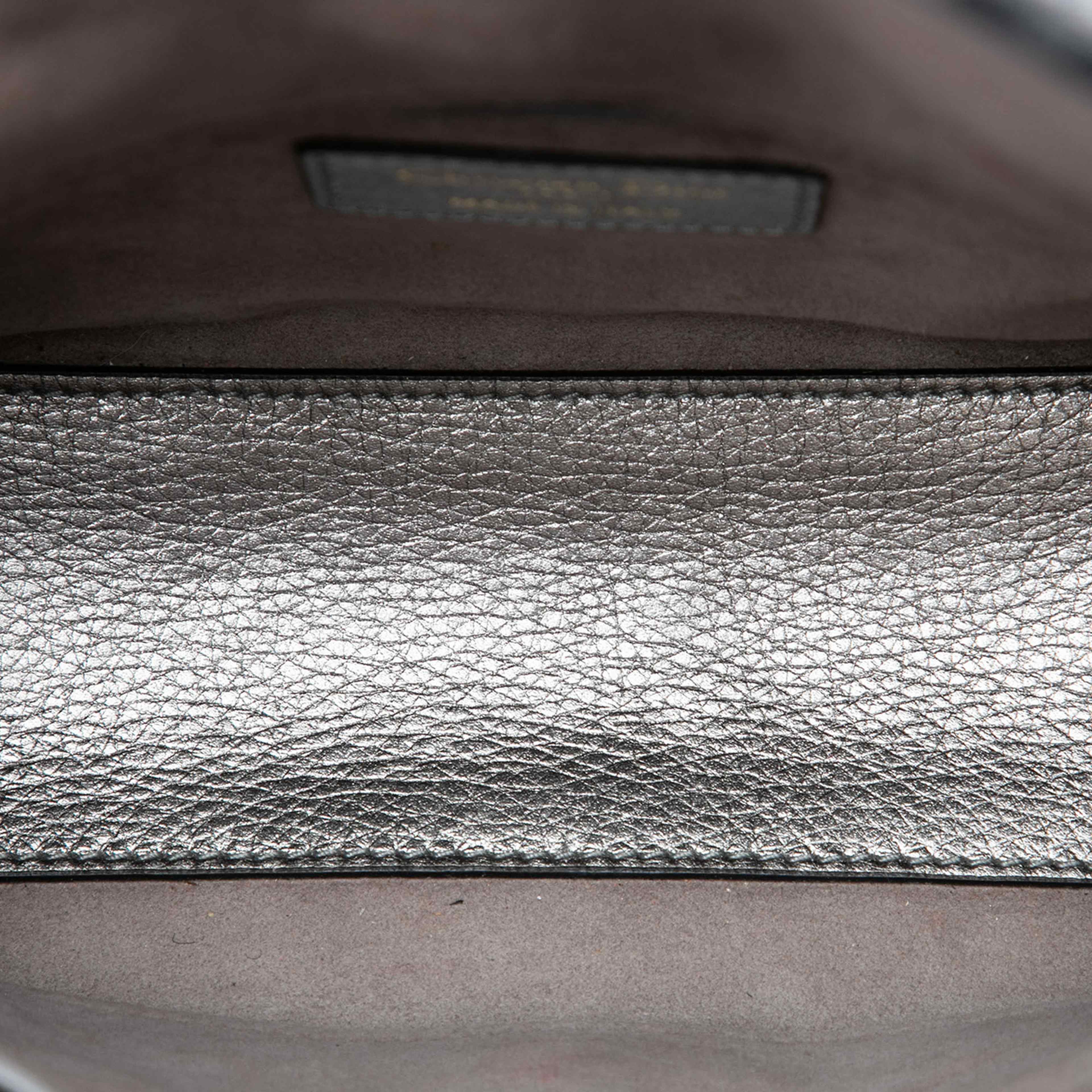 Dior Small Metallic Grained Calfskin Cannage Supple Lady Dior, från Luxclusif, i färgen silver. Klicka för att öppna bilden i stort format