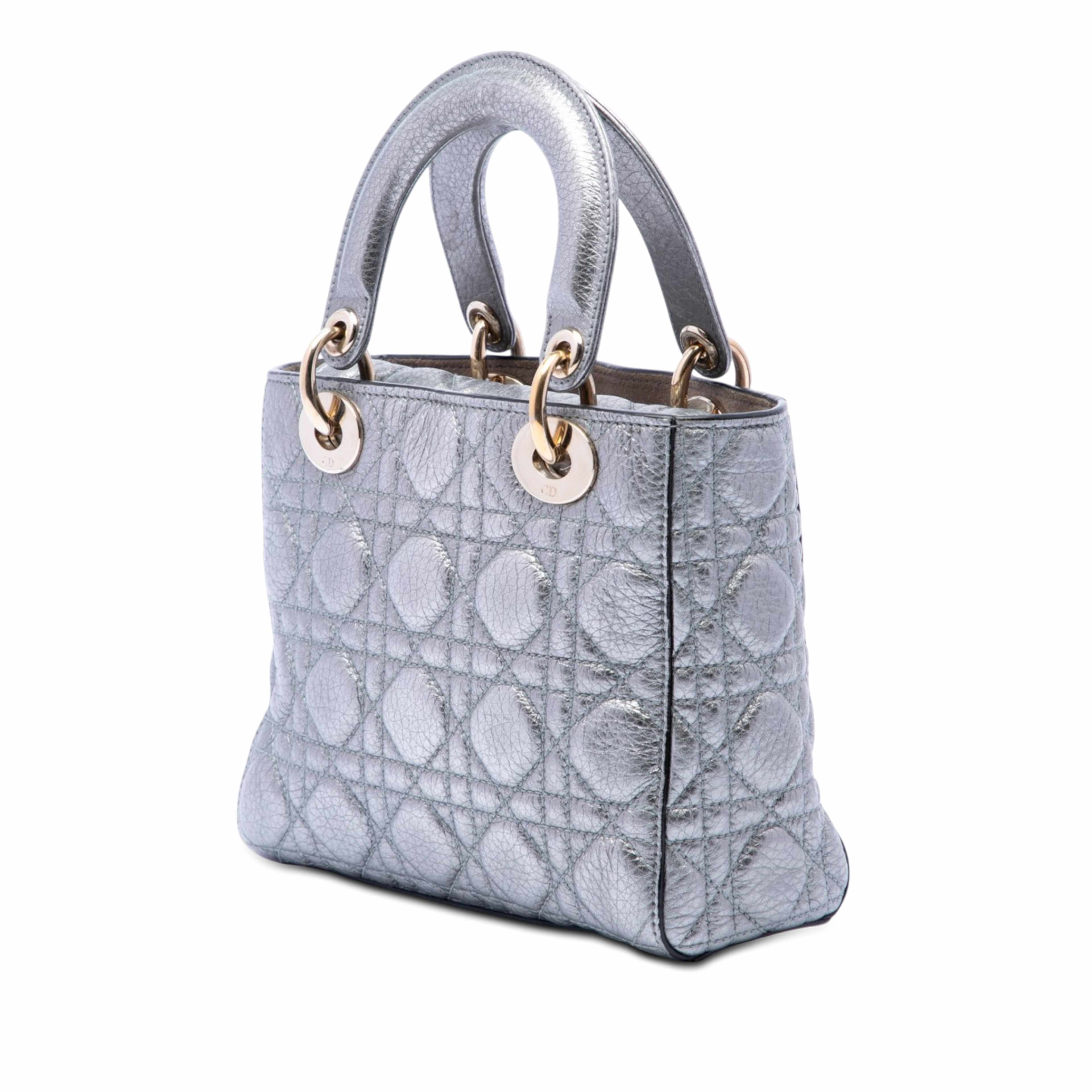 Dior Small Metallic Grained Calfskin Cannage Supple Lady Dior, från Luxclusif, i färgen silver. Klicka för att öppna bilden i stort format