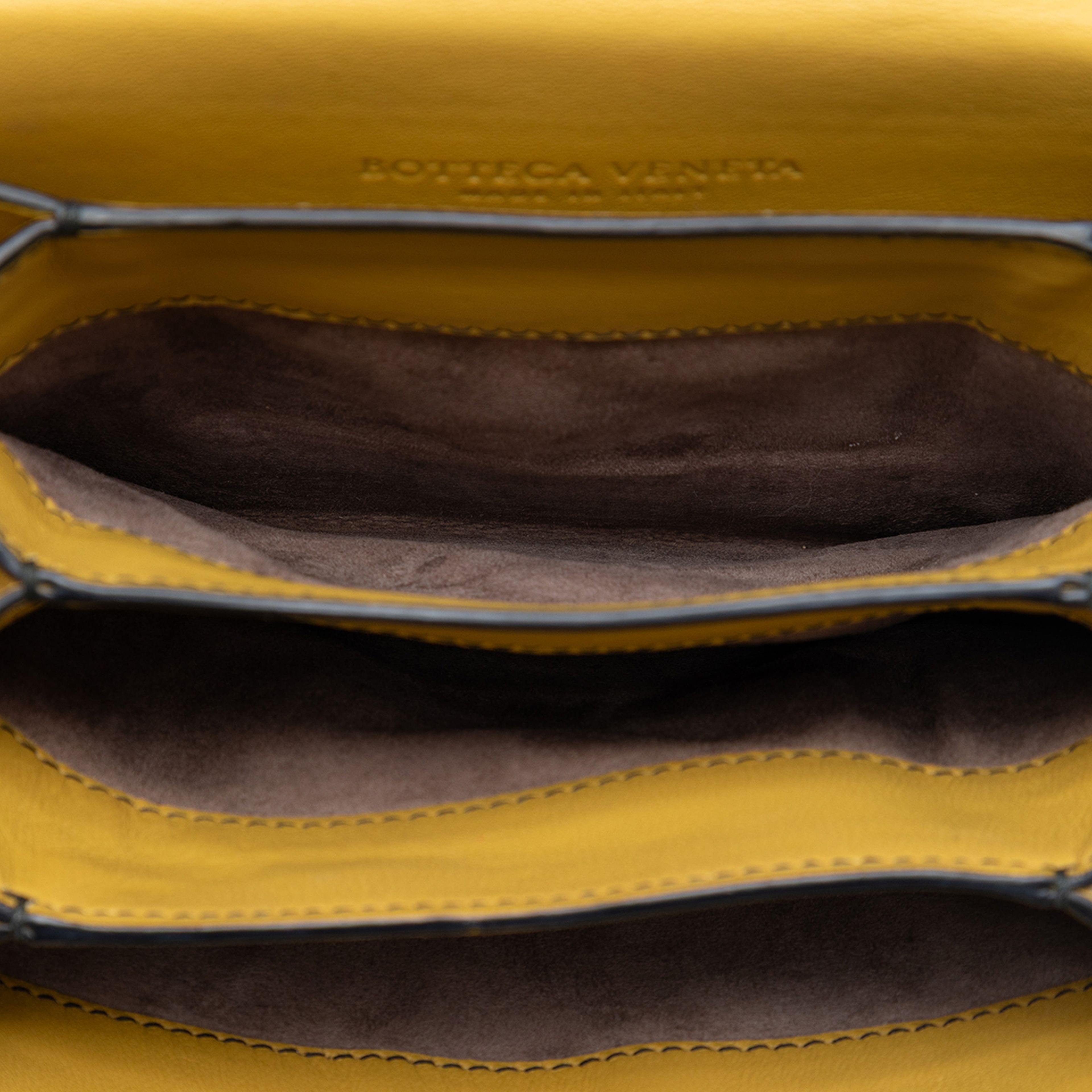 Bottega Veneta Small Nappa Intrecciato Runway Shoulder Bag, från Luxclusif, i färgen gul. Klicka för att öppna bilden i stort format